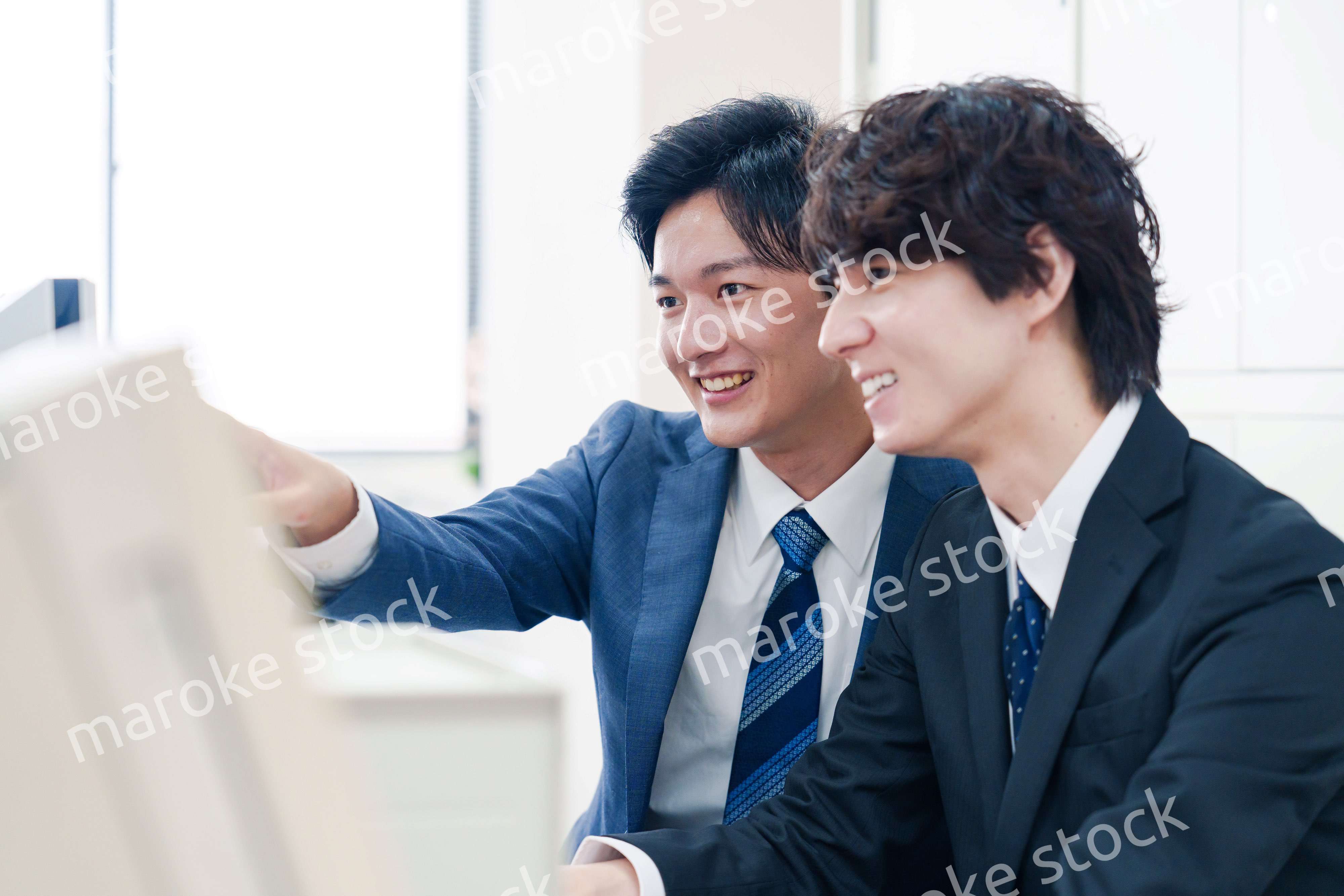 オフィスで議論をする2人の男性ビジネスマン