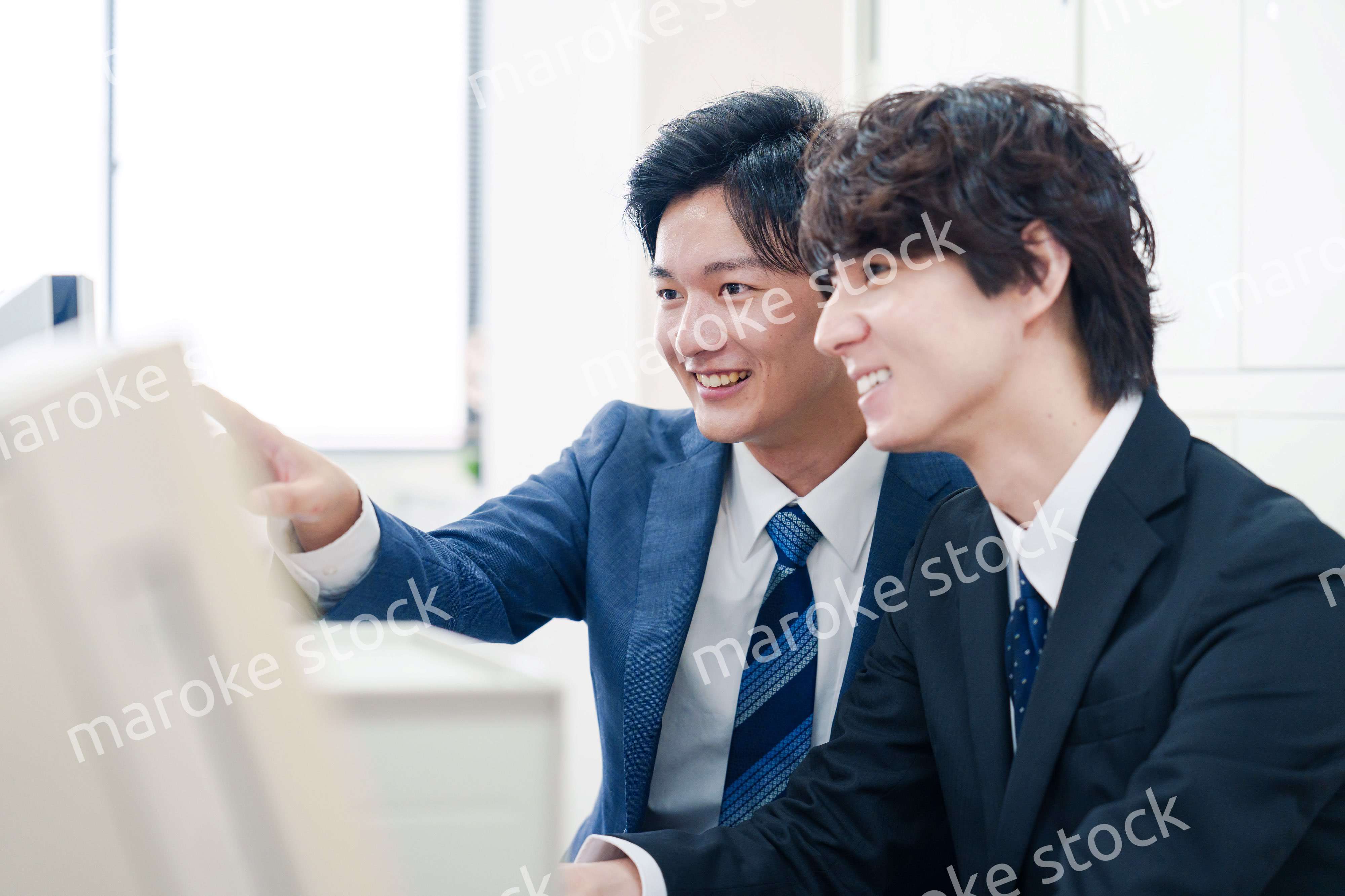 オフィスで議論をする2人の男性ビジネスマン