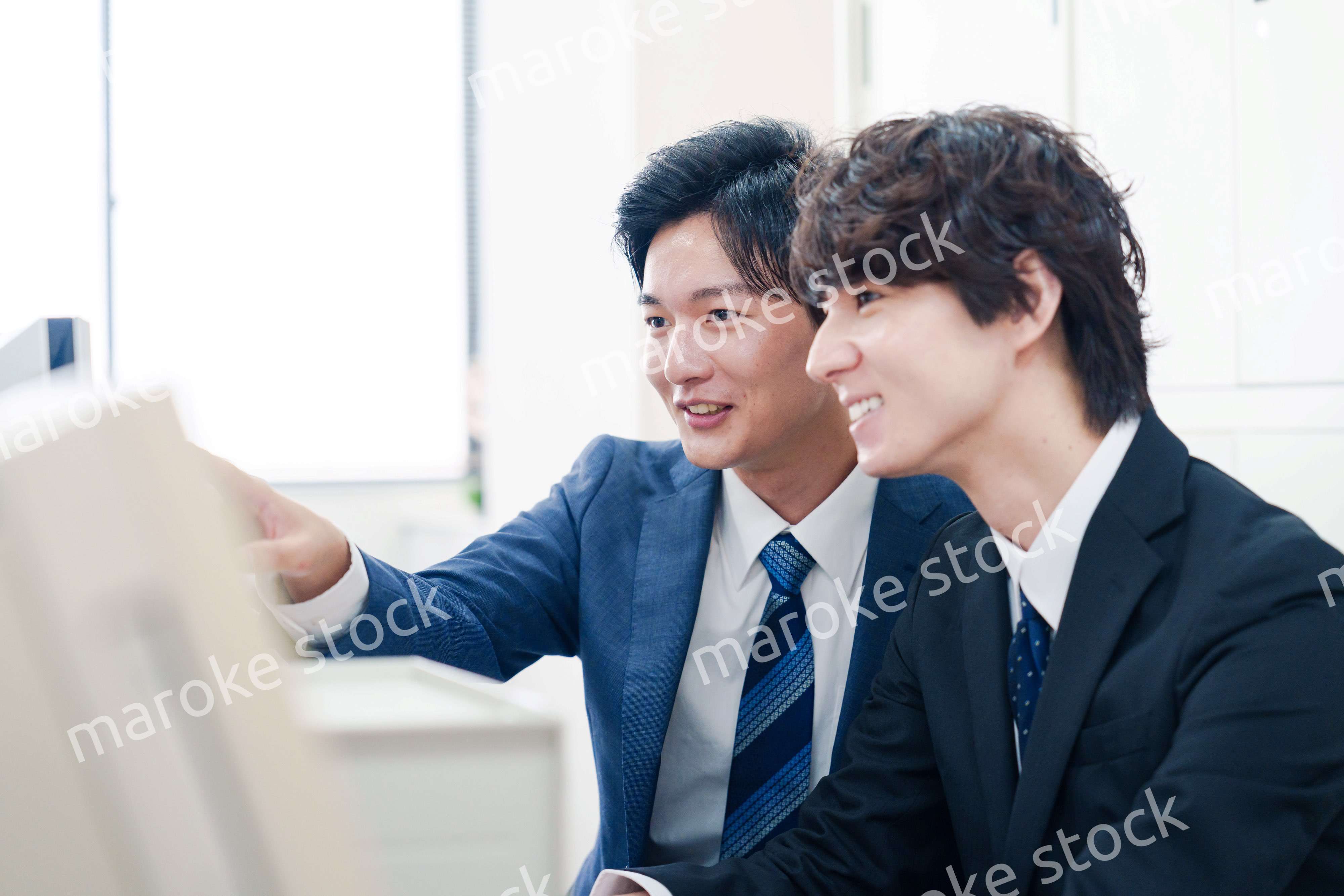 オフィスで議論をする2人の男性ビジネスマン