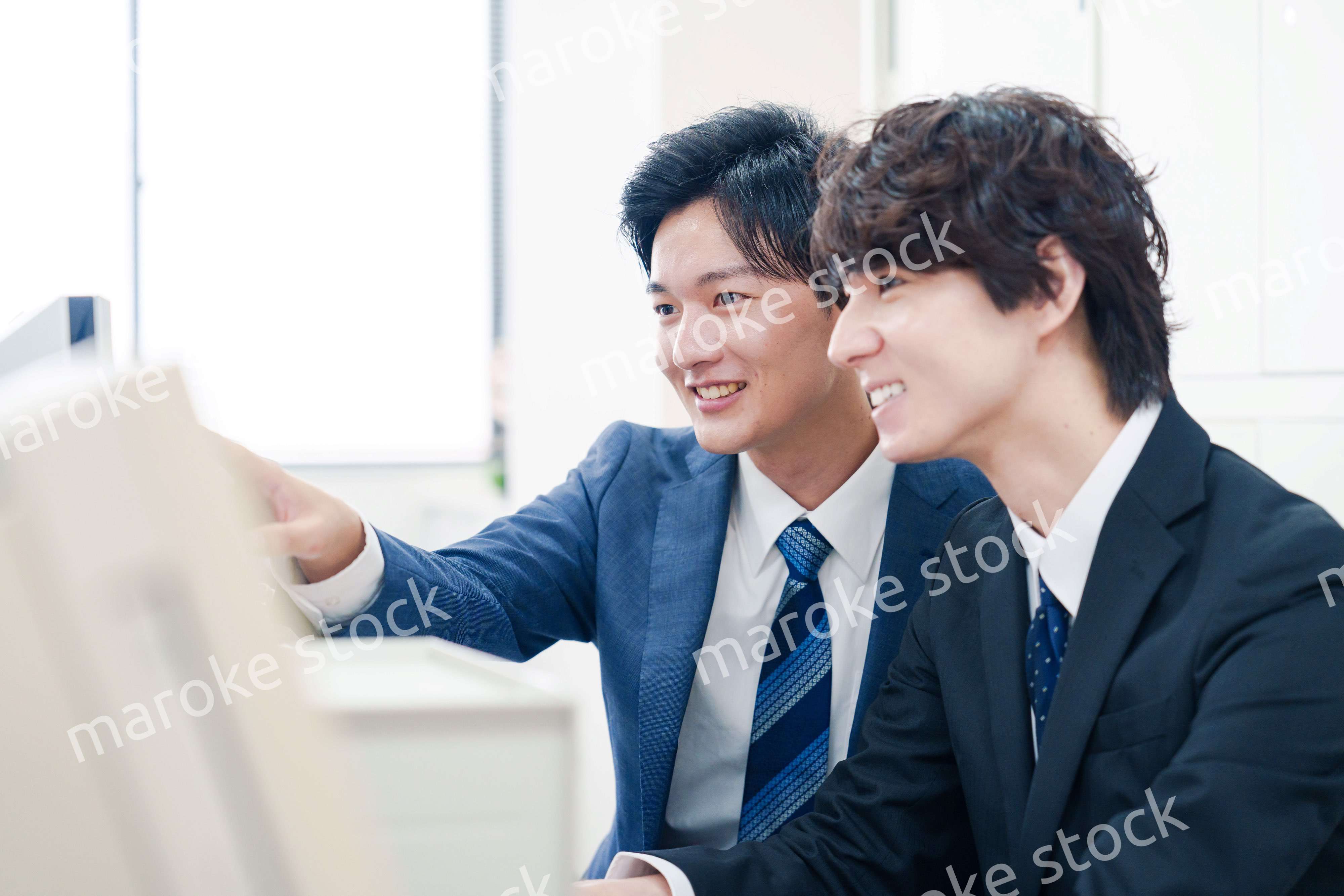 オフィスで議論をする2人の男性ビジネスマン