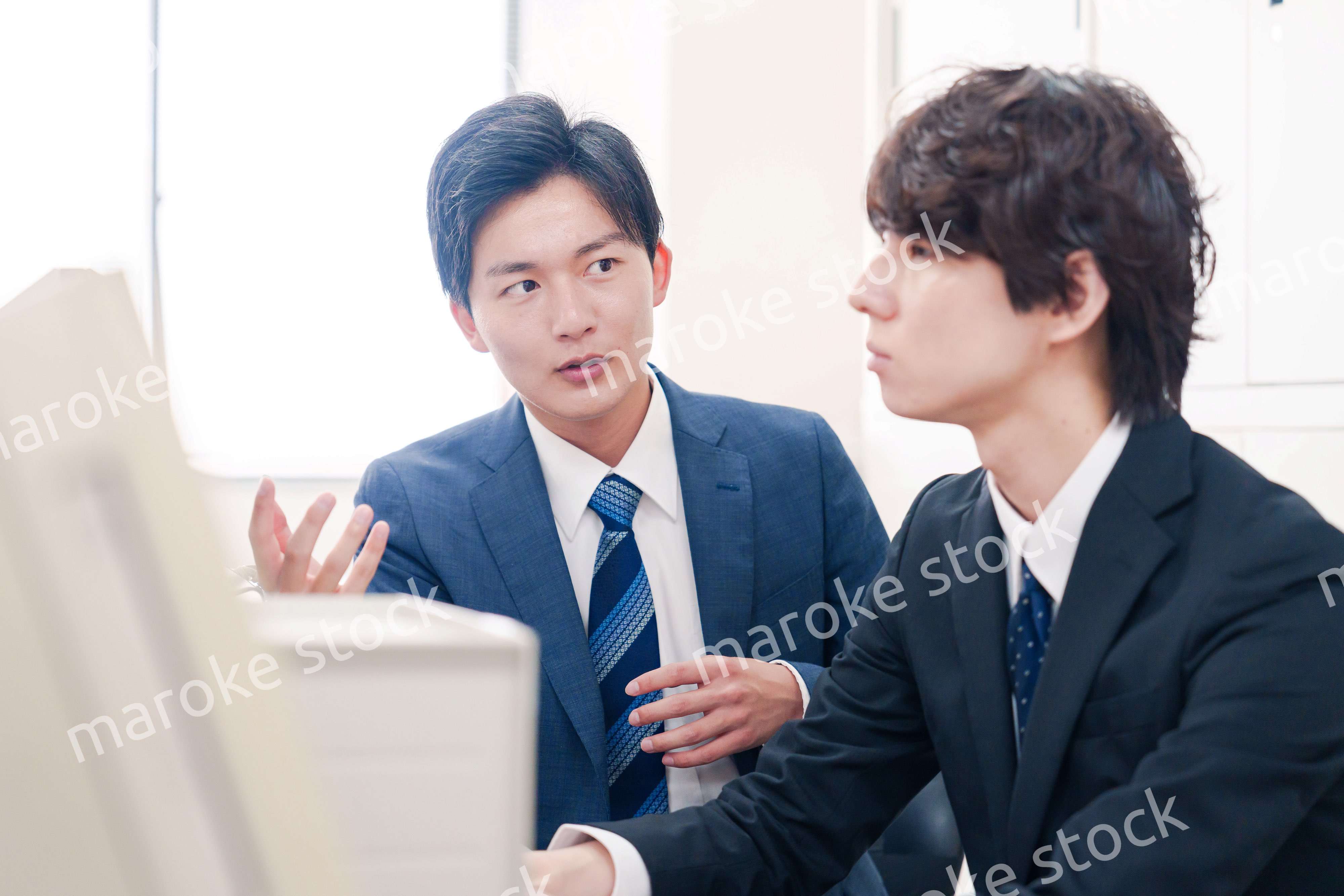 オフィスで議論をする男性ビジネスマン