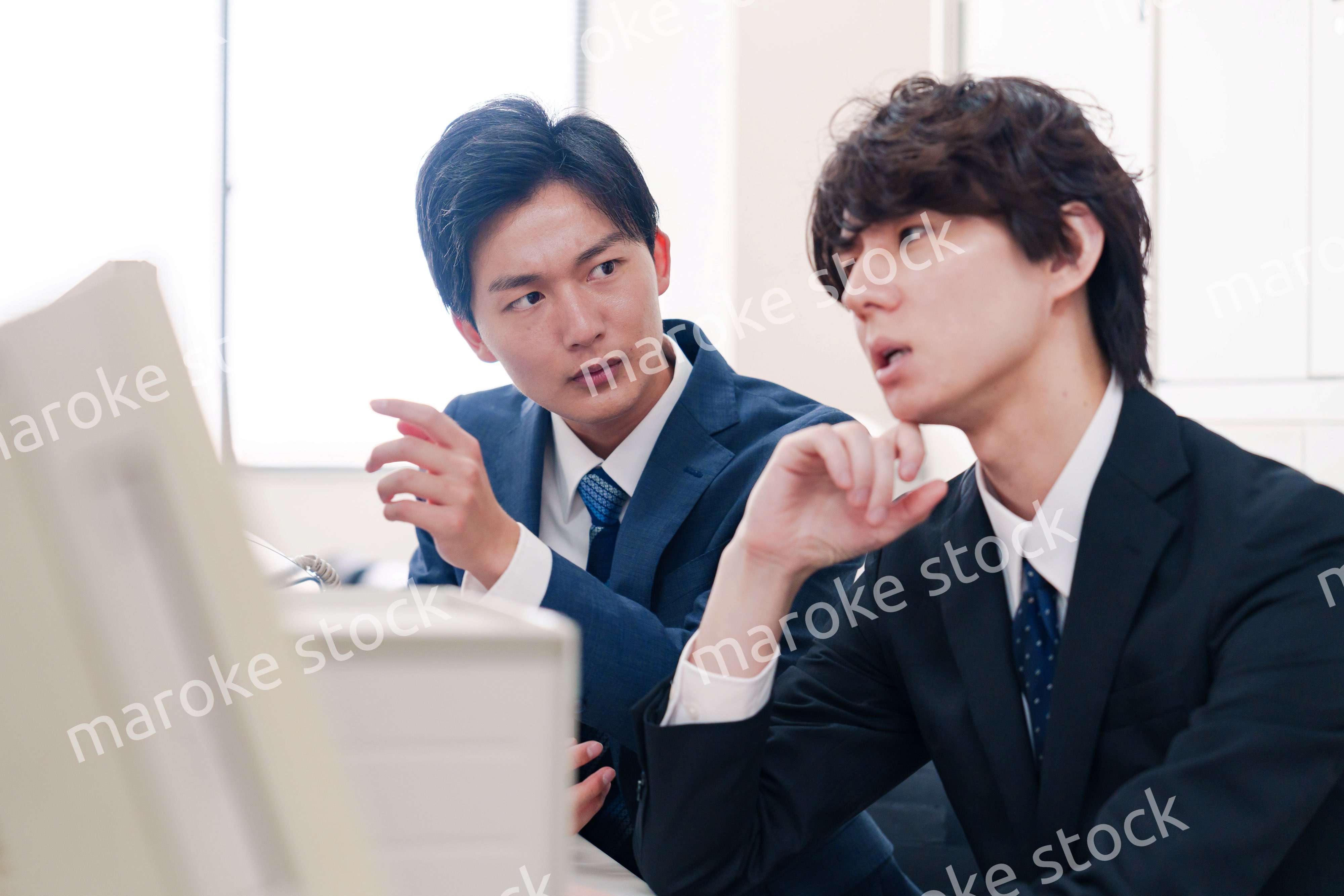 オフィスで議論をする男性ビジネスマン