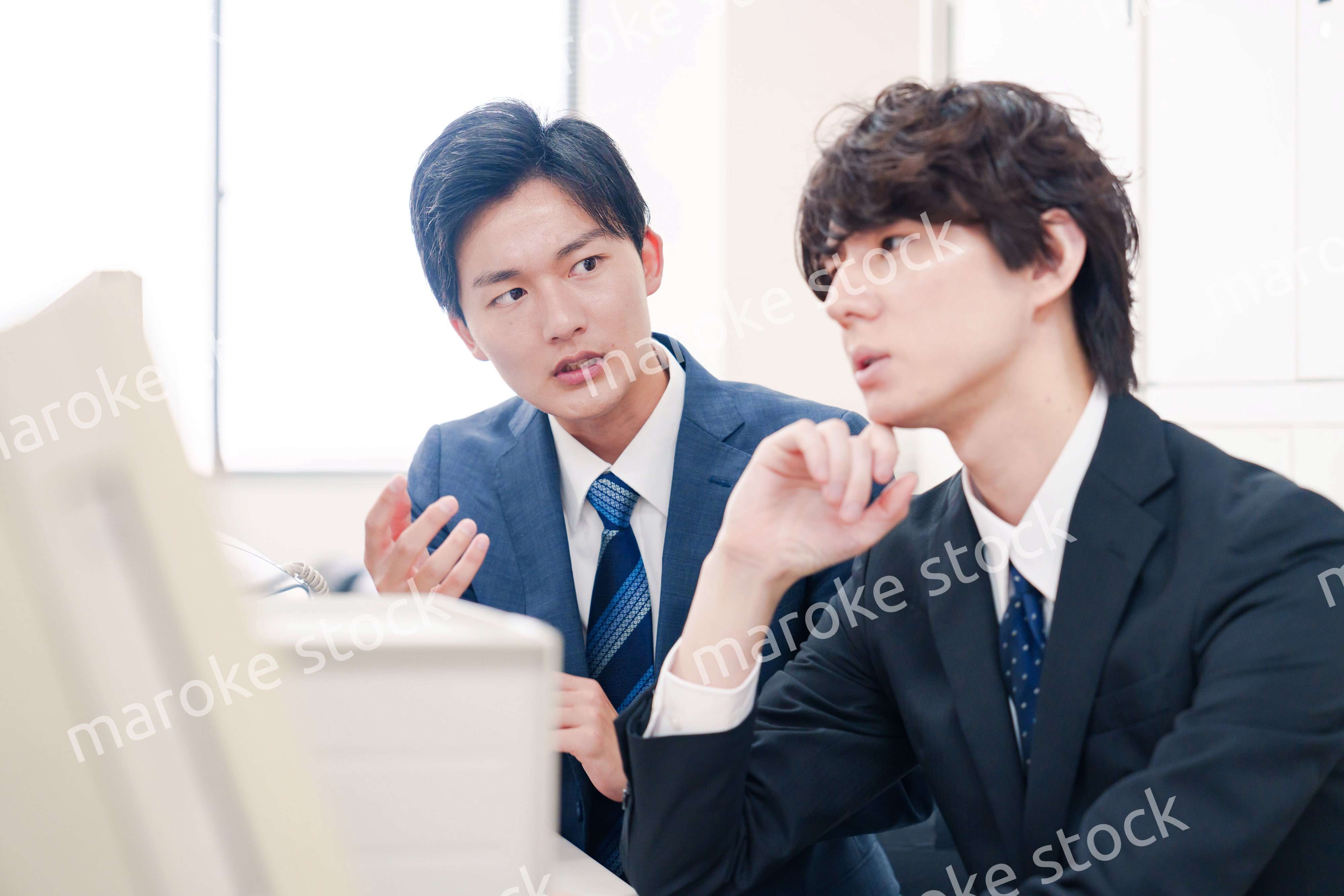 オフィスで議論をする男性ビジネスマン