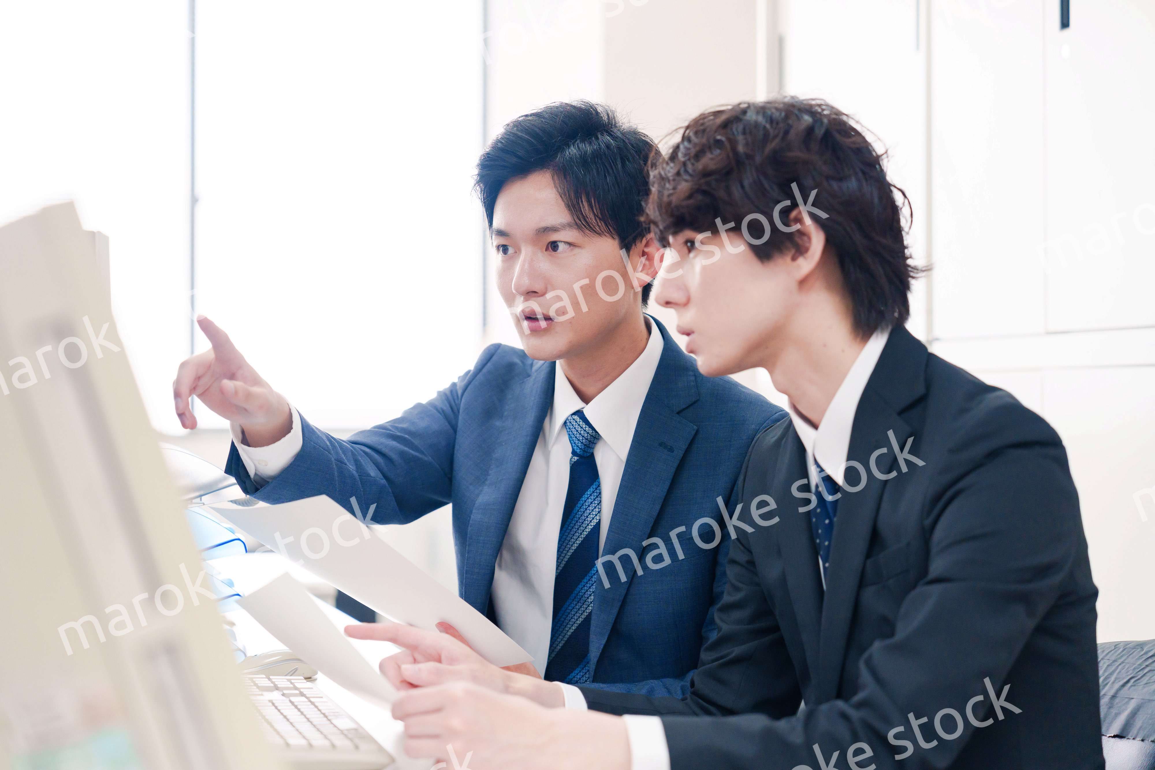 オフィスで議論をする男性ビジネスマン
