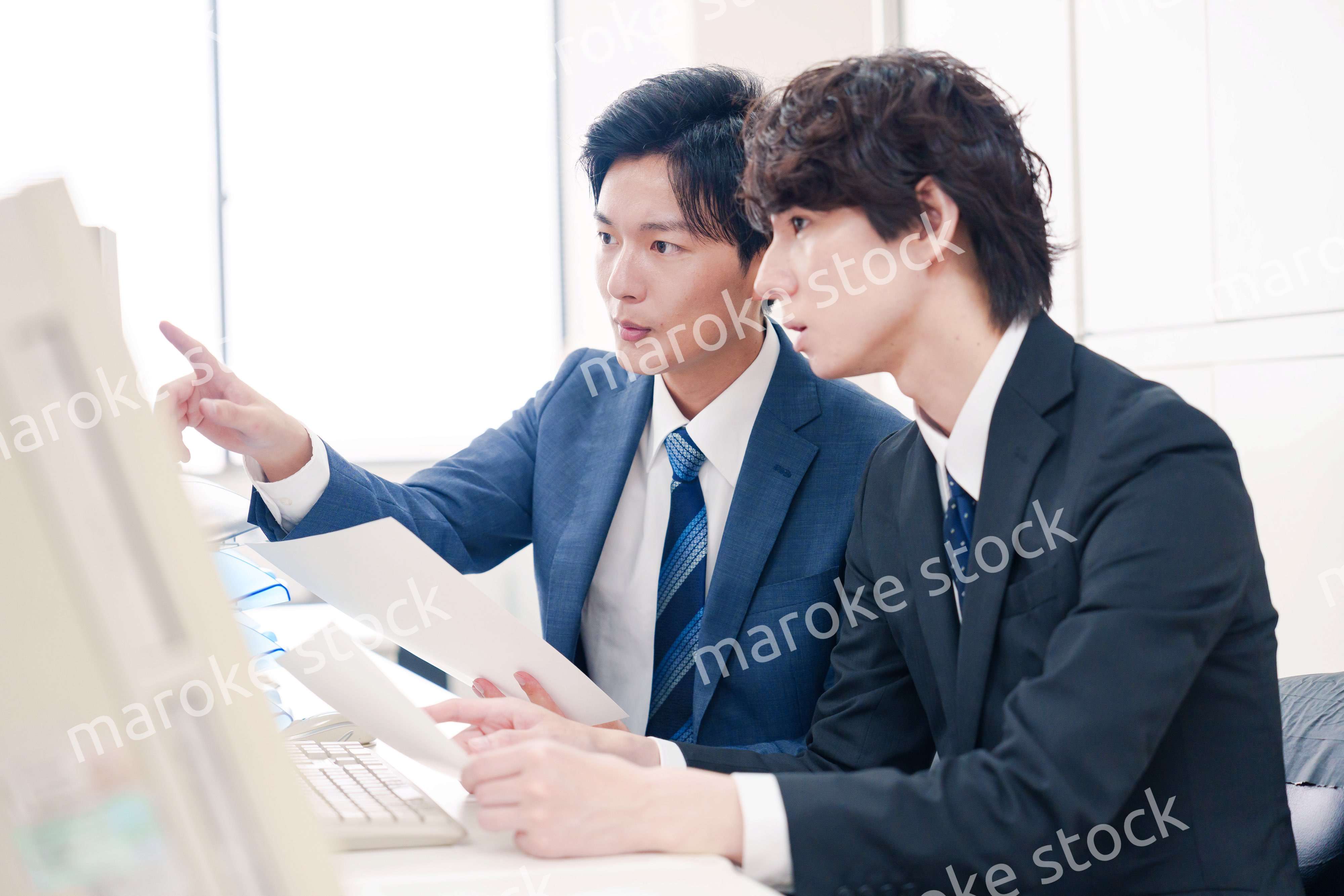 オフィスで議論をする男性ビジネスマン