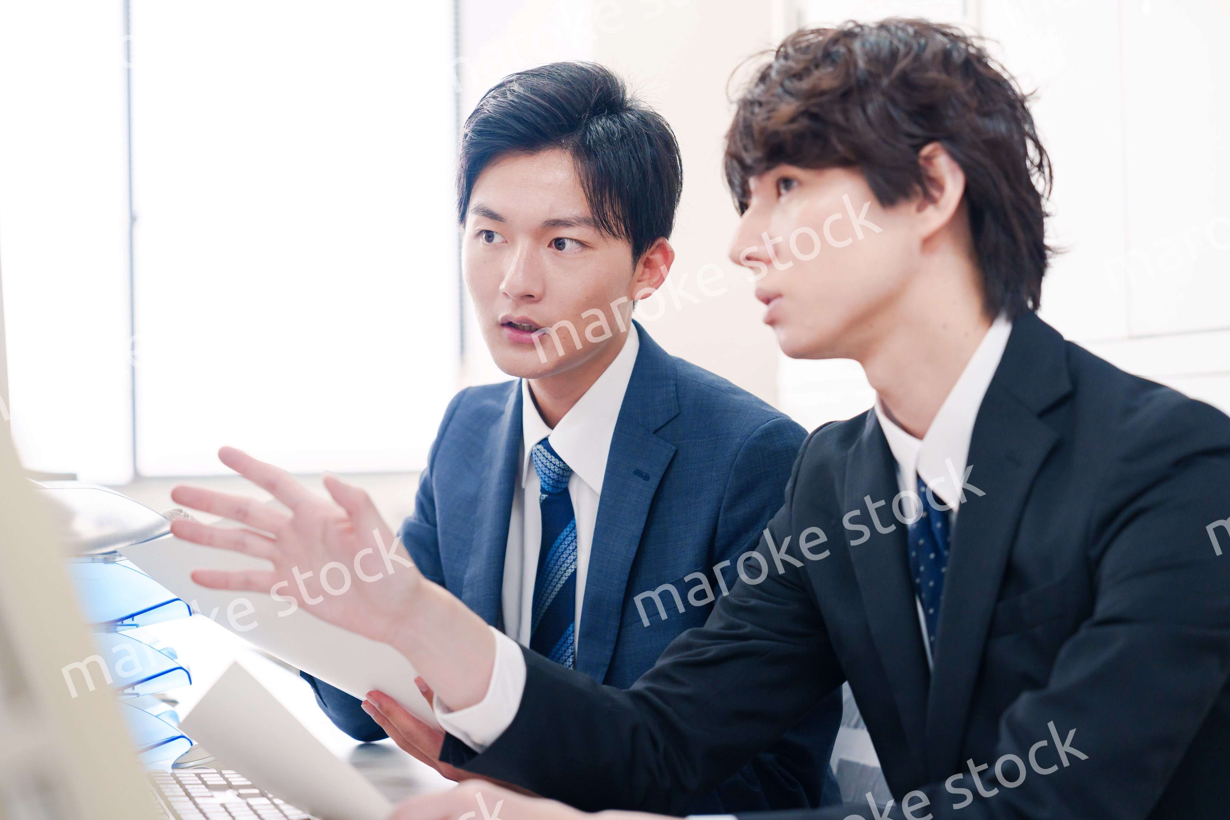 オフィスで議論をする男性ビジネスマン