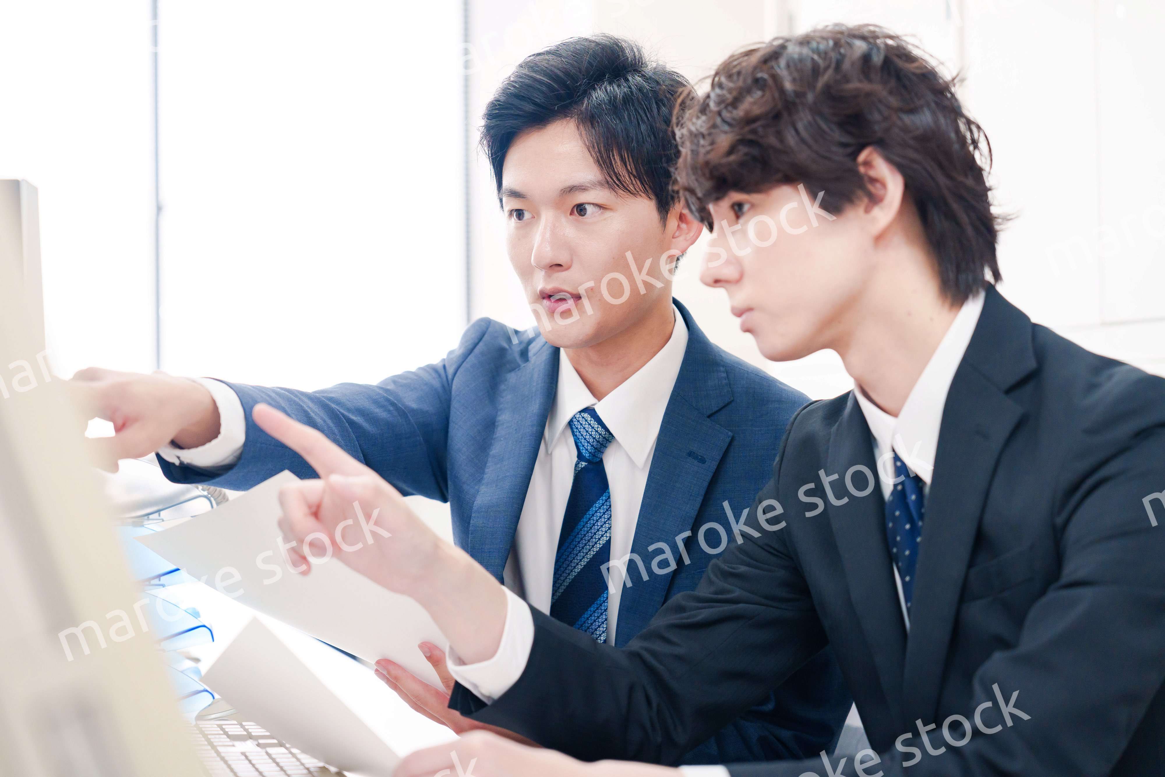 オフィスで議論をする男性ビジネスマン