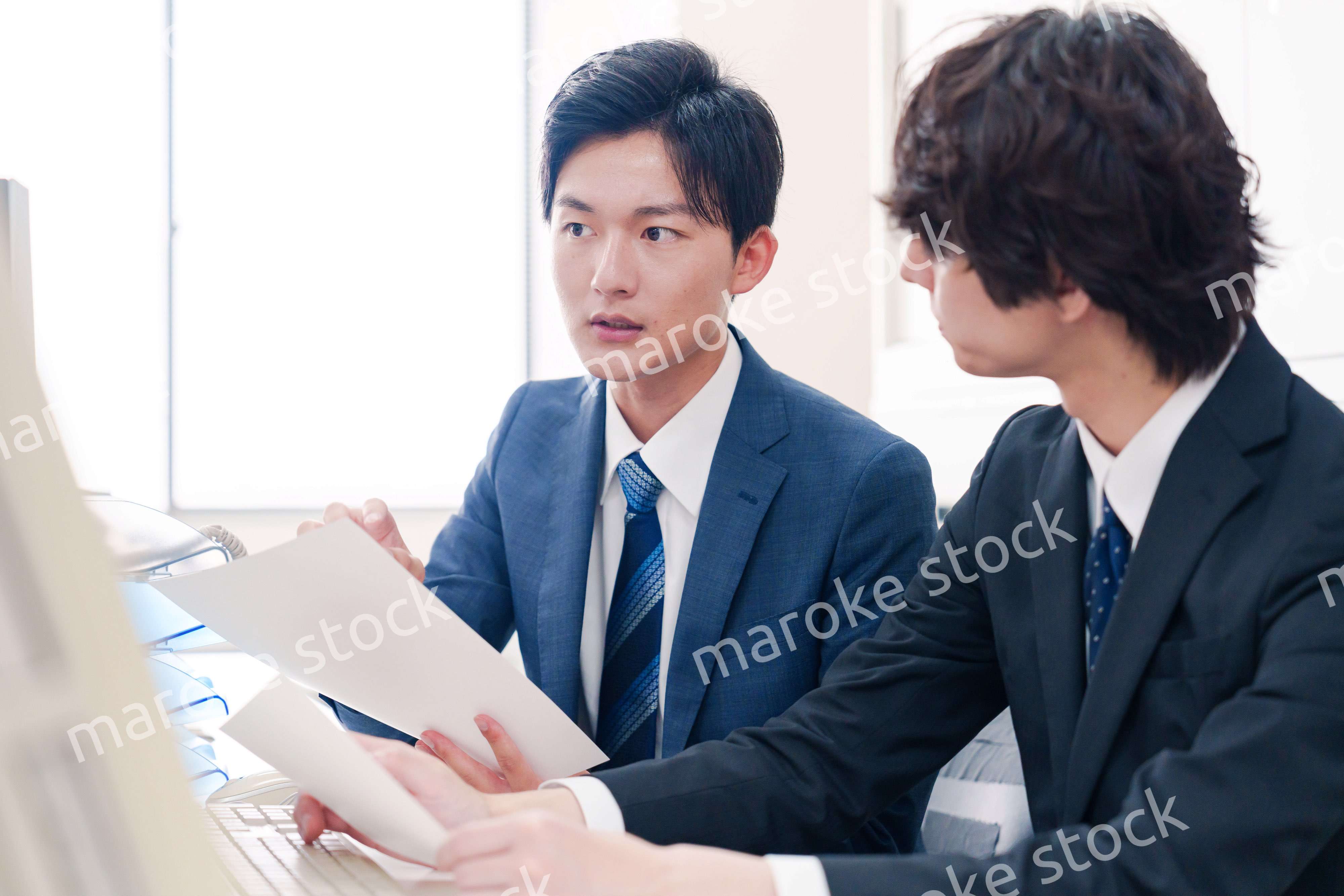 オフィスで議論をする男性ビジネスマン