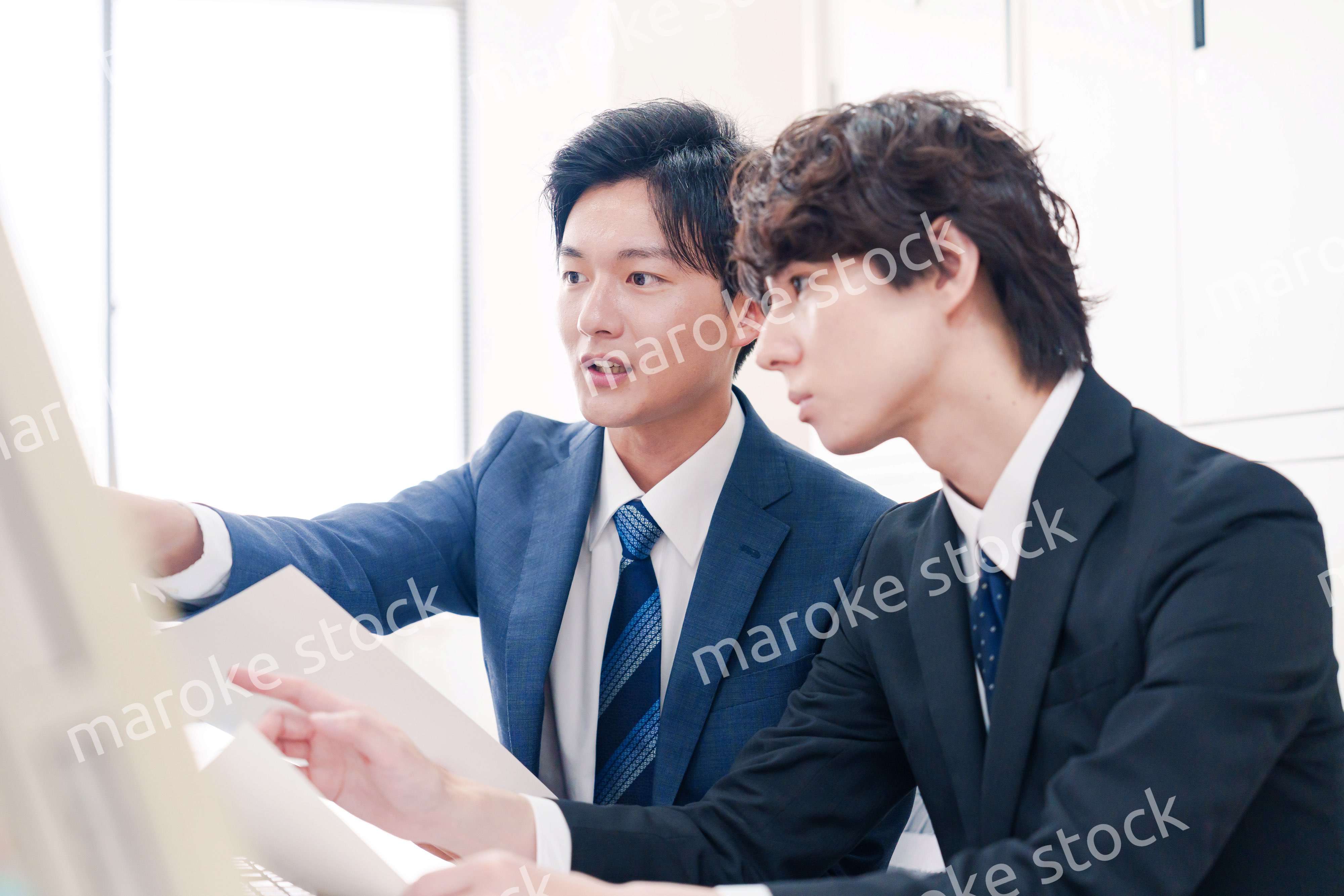 オフィスで議論をする男性ビジネスマン