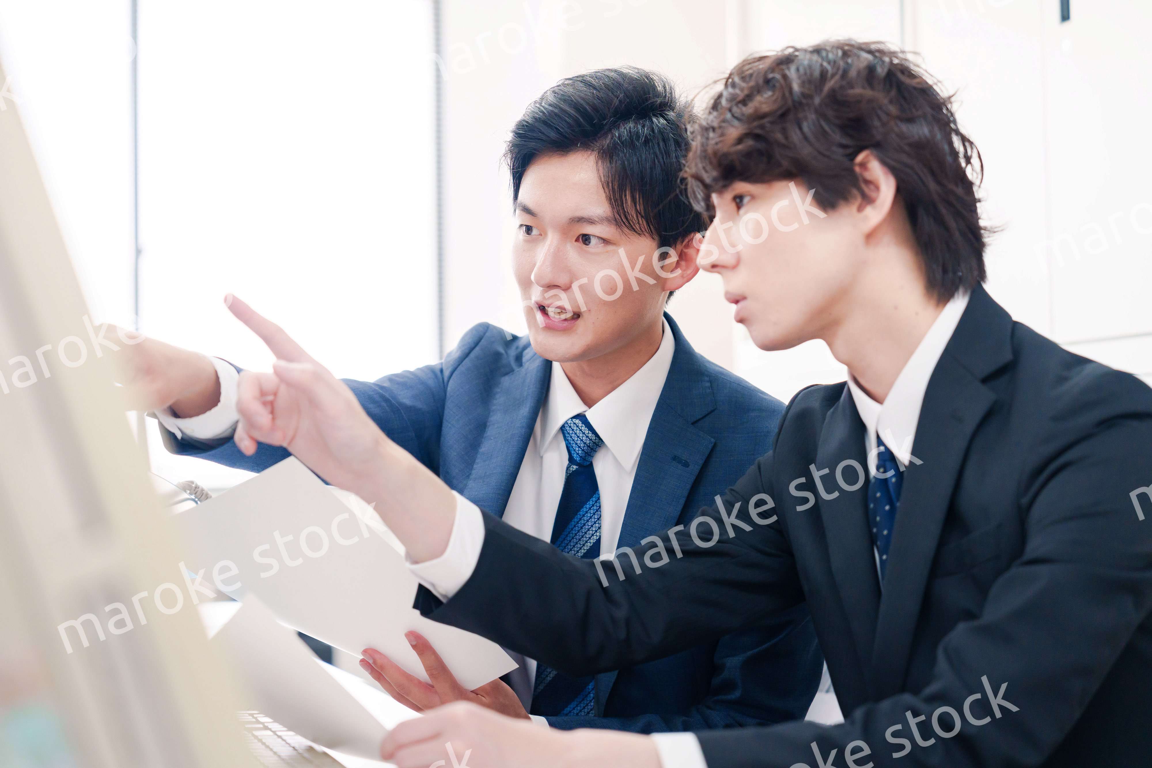 オフィスで議論をする男性ビジネスマン