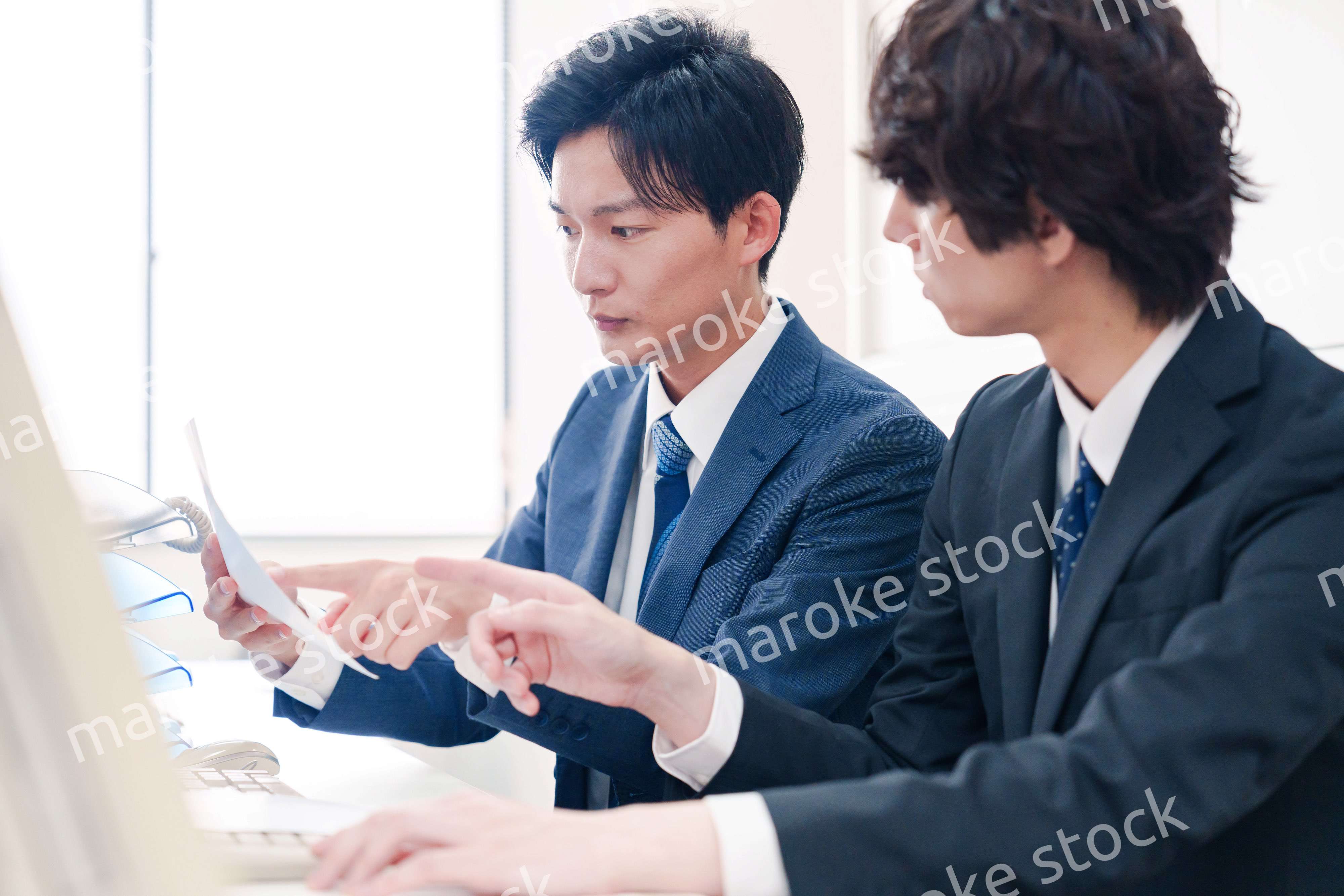 オフィスで議論をする男性ビジネスマン