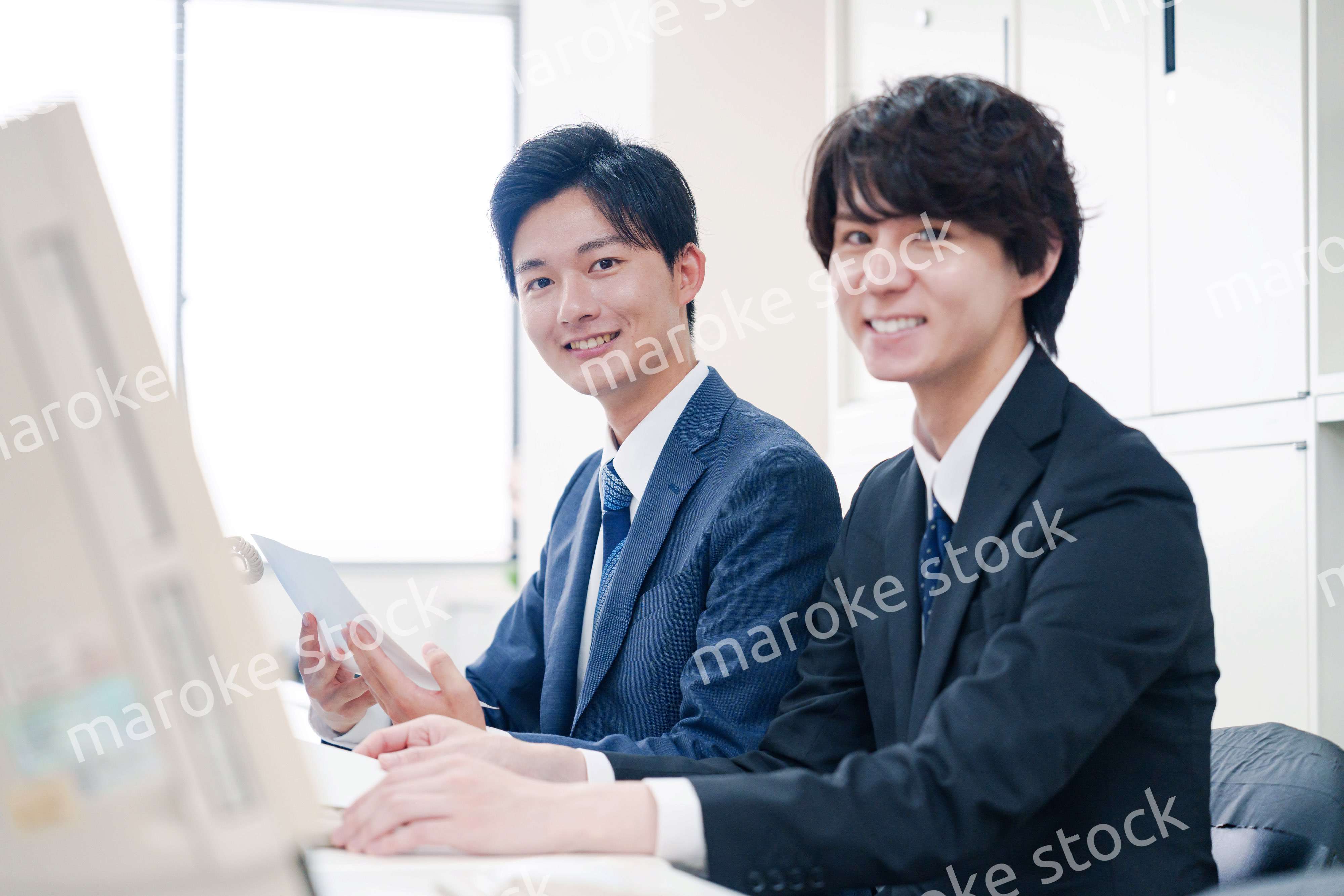 オフィスで議論をする2人の男性ビジネスマン