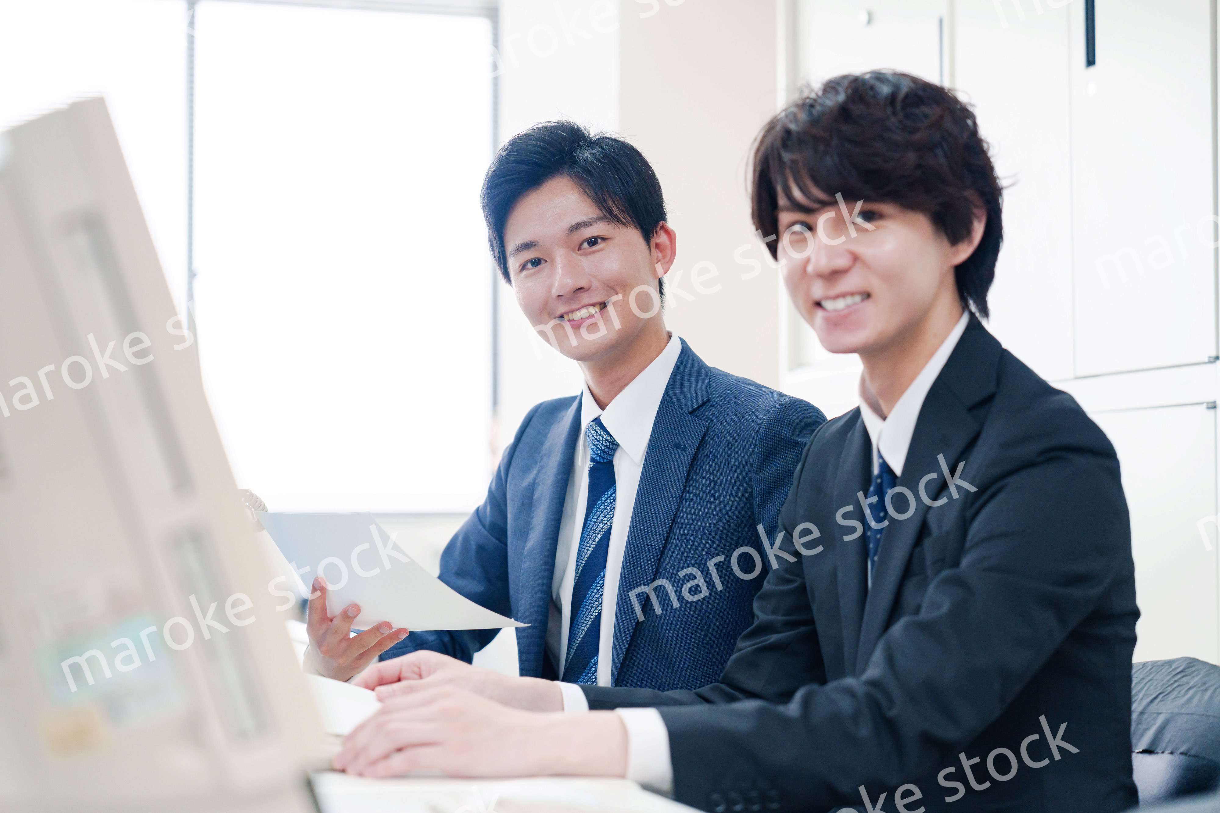 オフィスで議論をする2人の男性ビジネスマン
