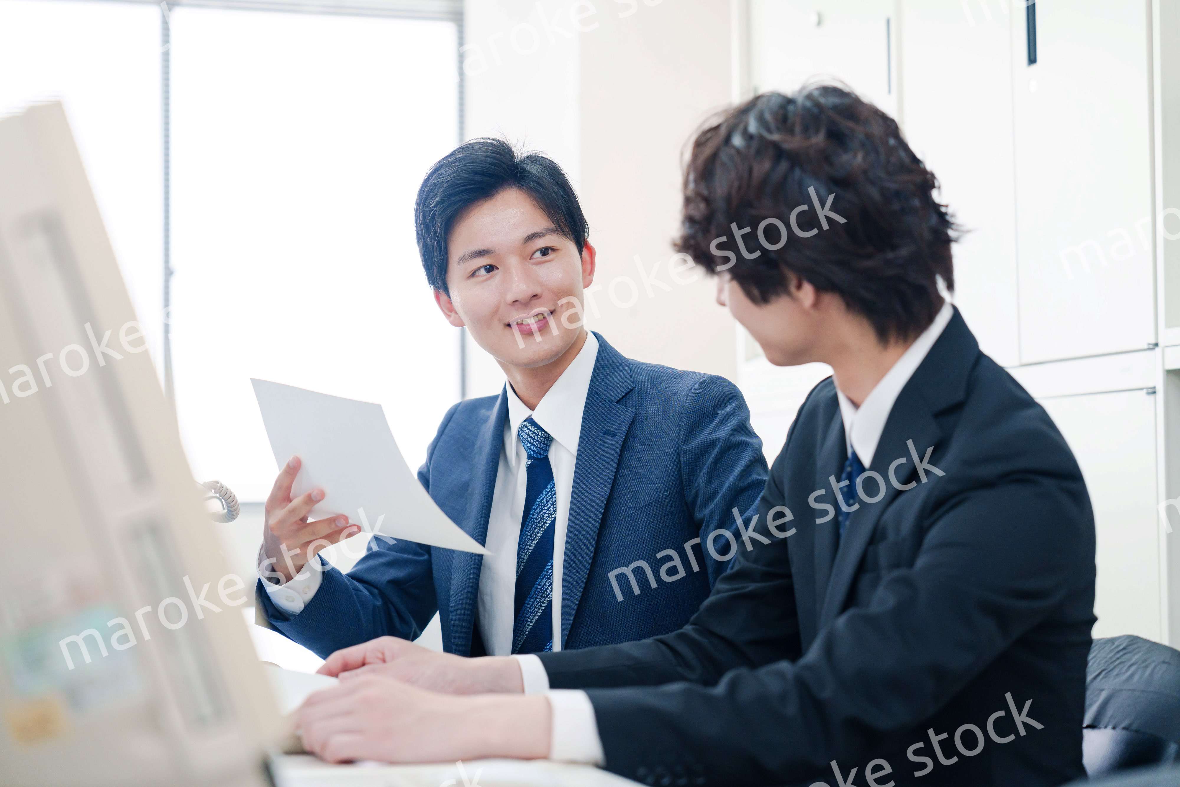 オフィスで議論をする2人の男性ビジネスマン