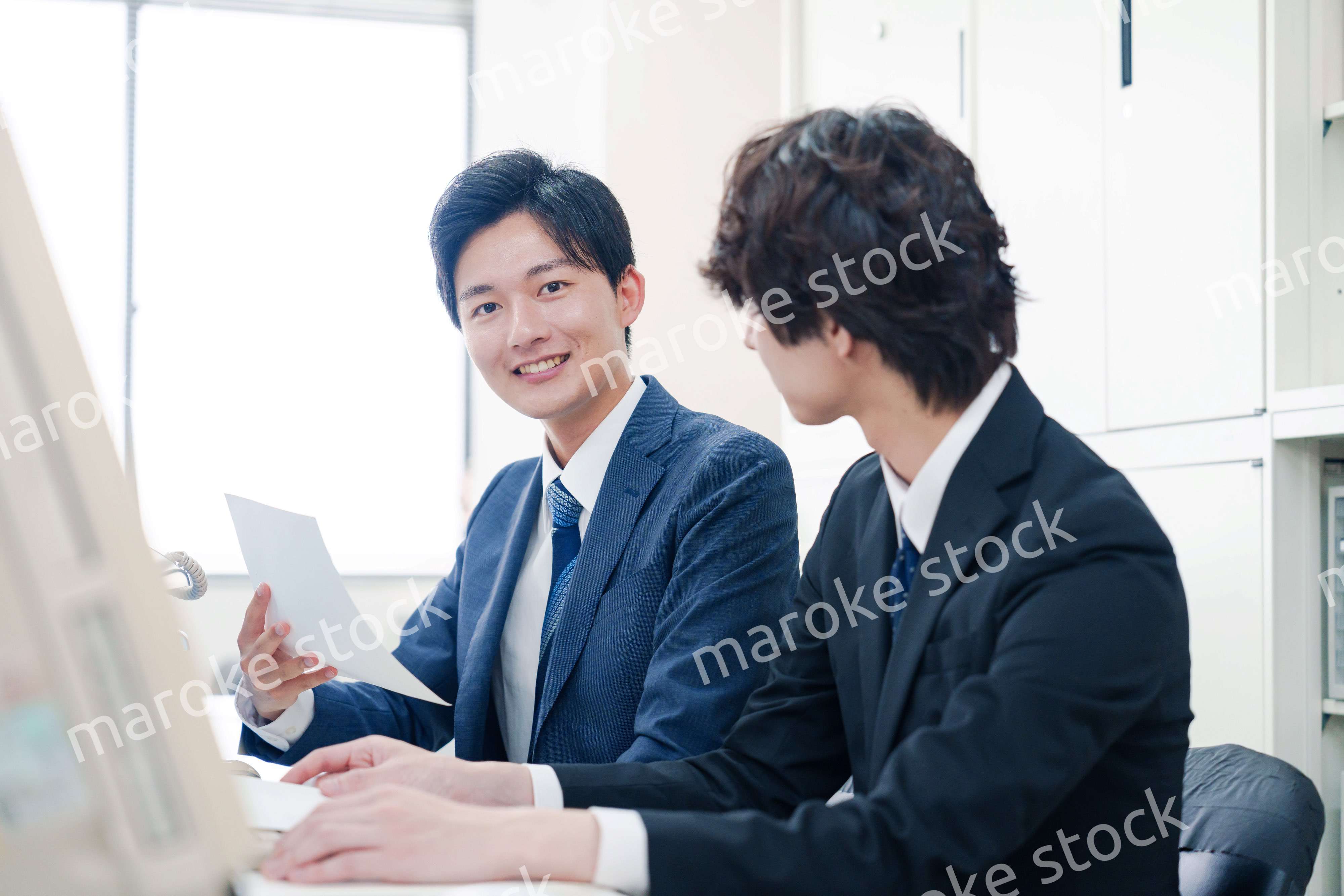 オフィスで議論をする2人の男性ビジネスマン