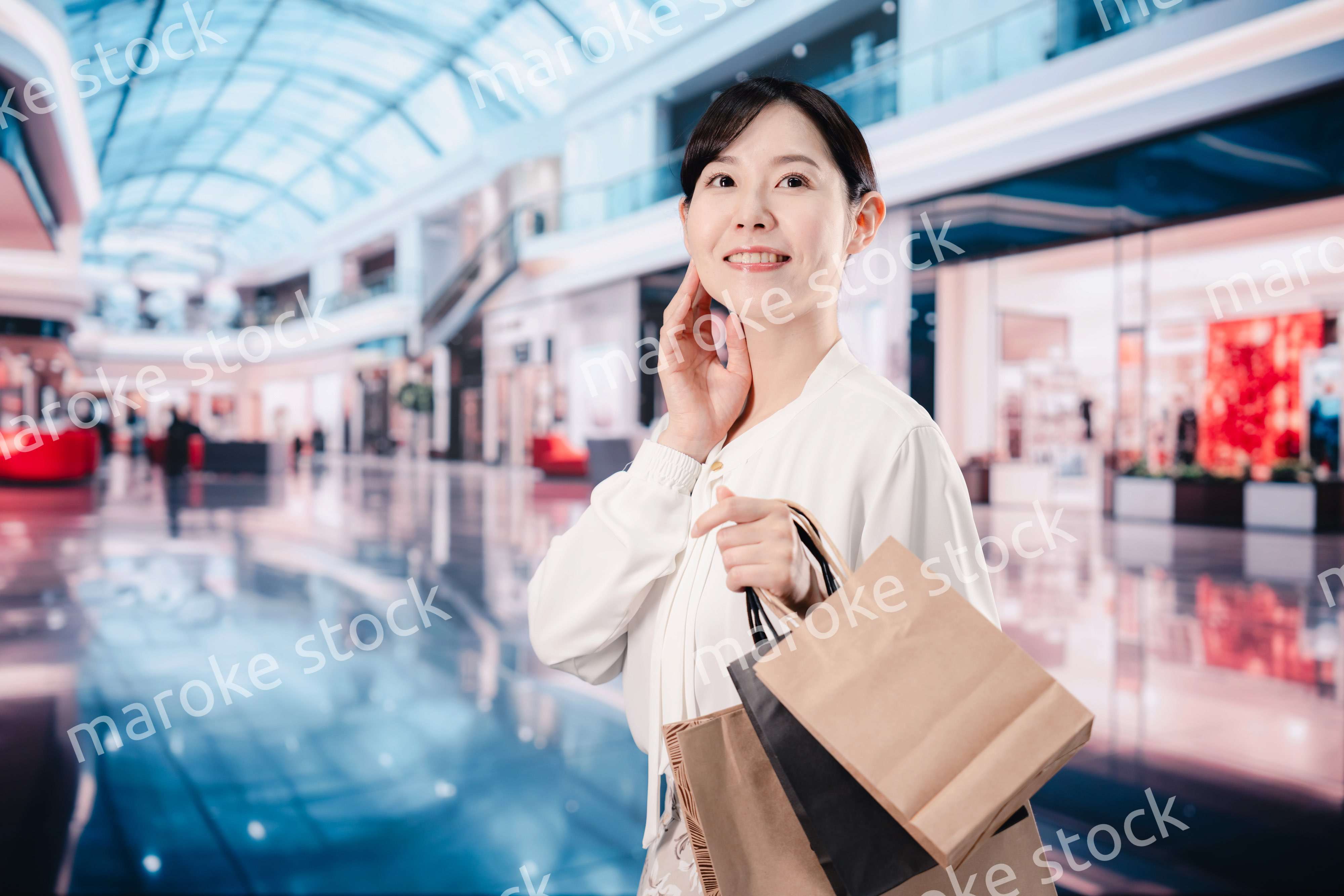 ショッピングモールで福袋を購入する若い女性