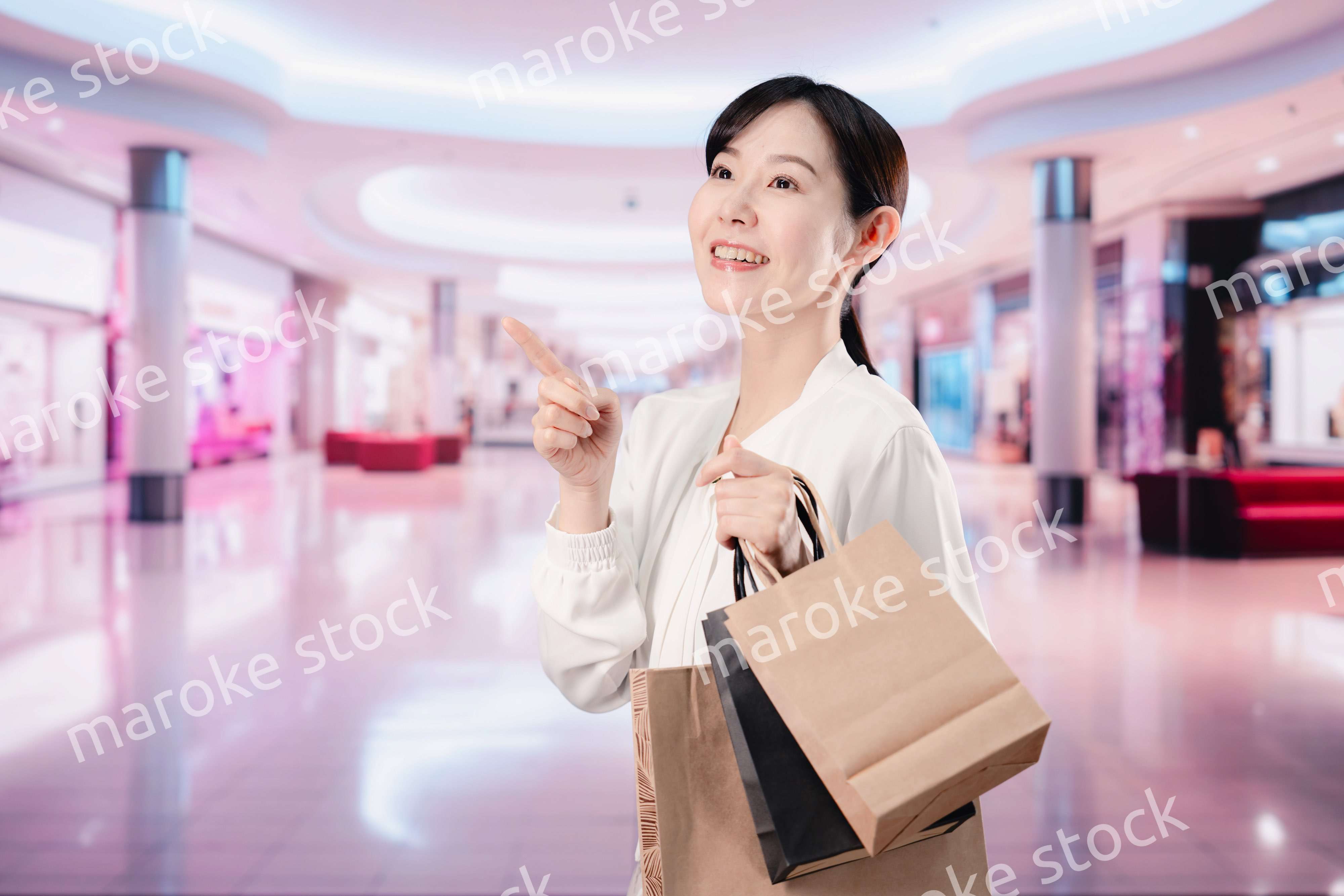 ショッピングモールで福袋を購入する若い女性