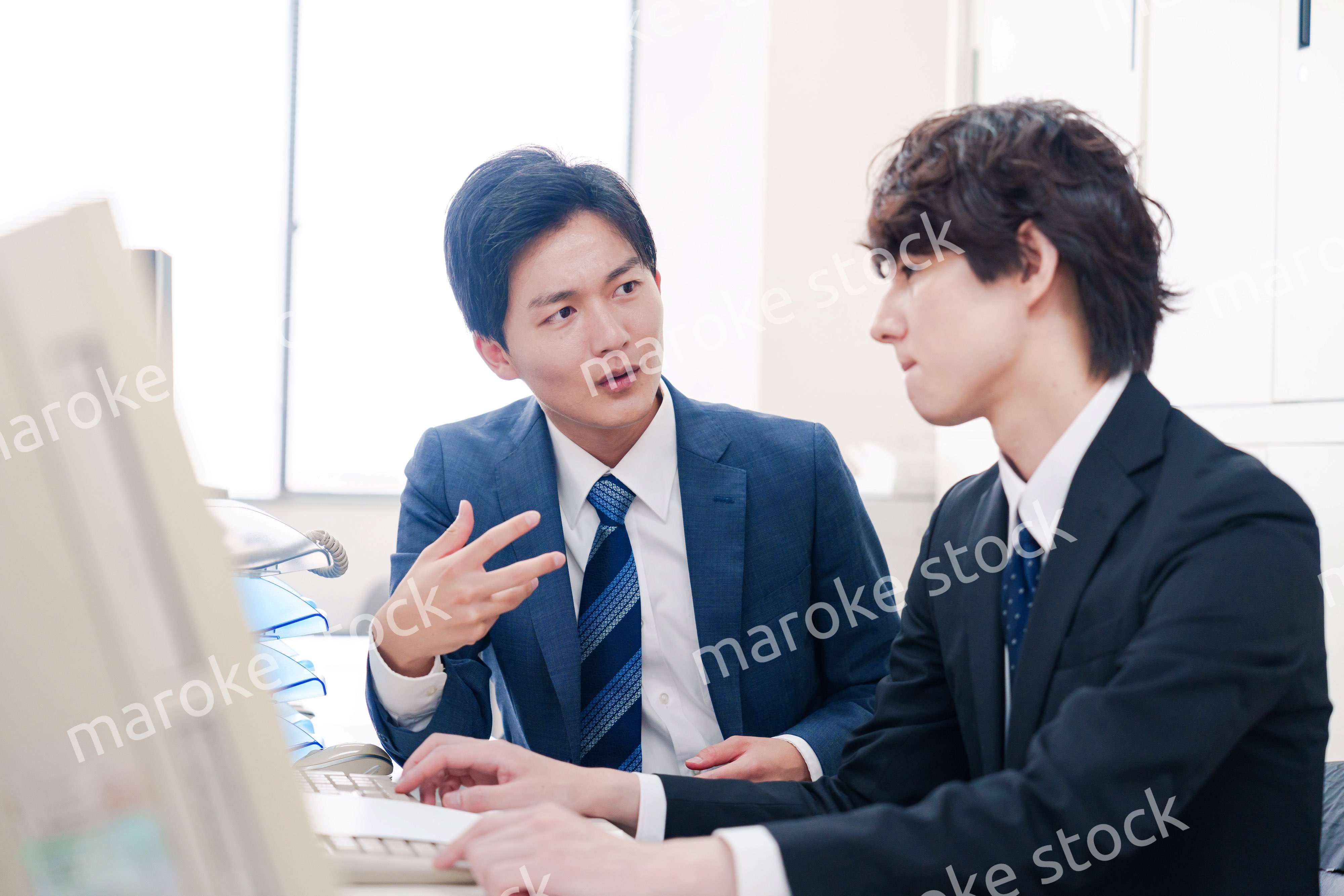 オフィスで議論をする男性ビジネスマン