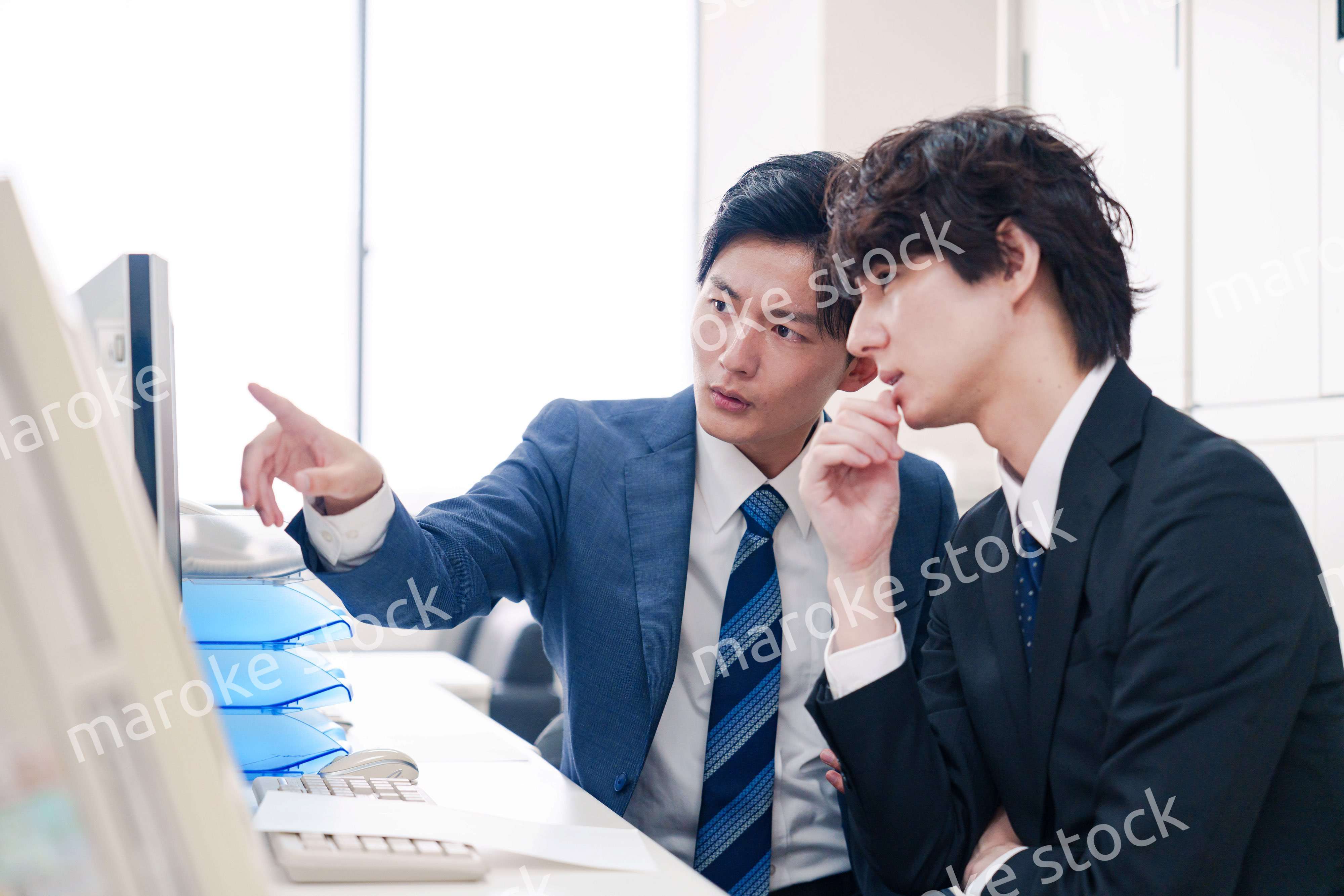 オフィスで議論をする男性ビジネスマン