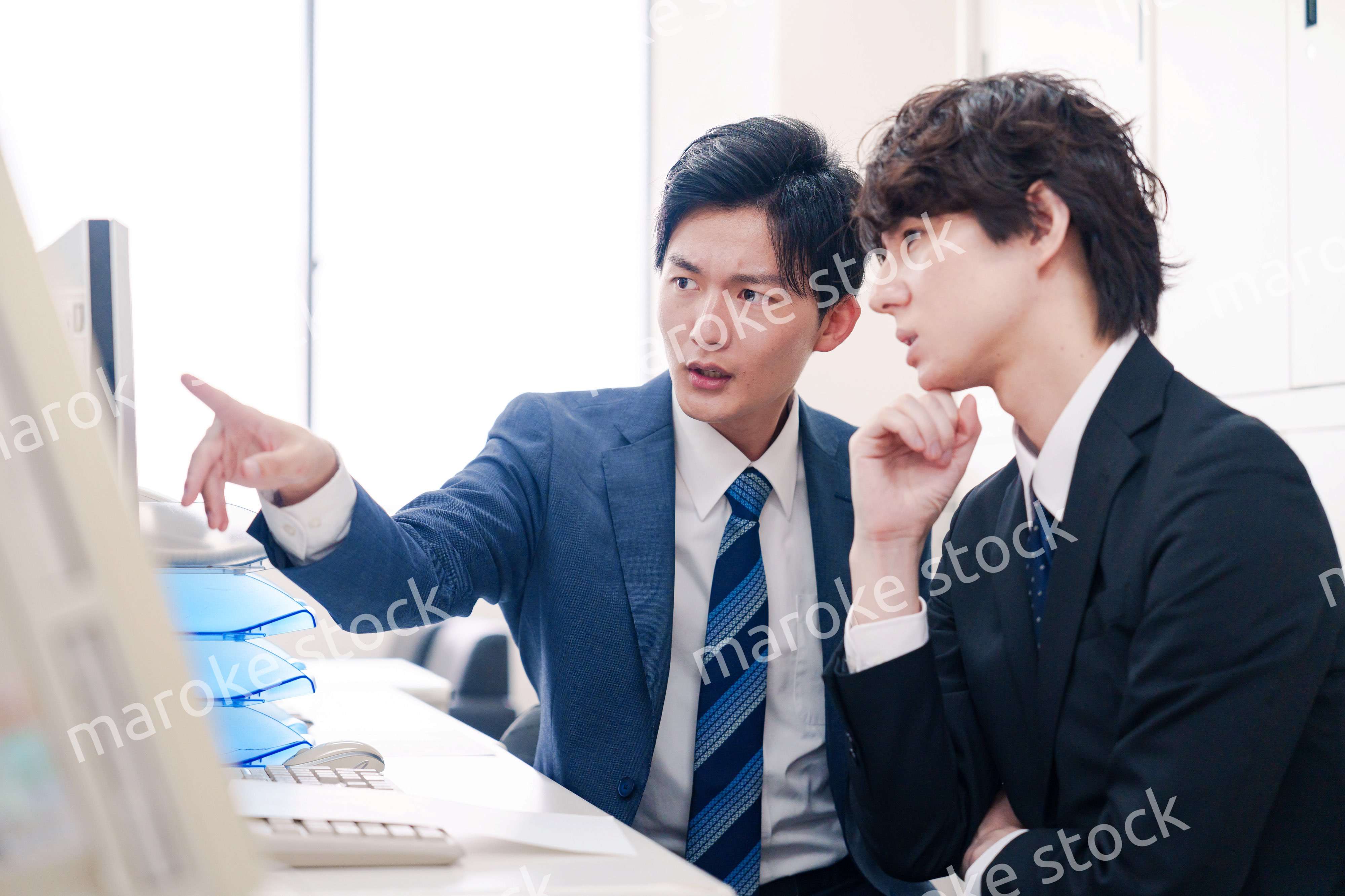 オフィスで議論をする男性ビジネスマン