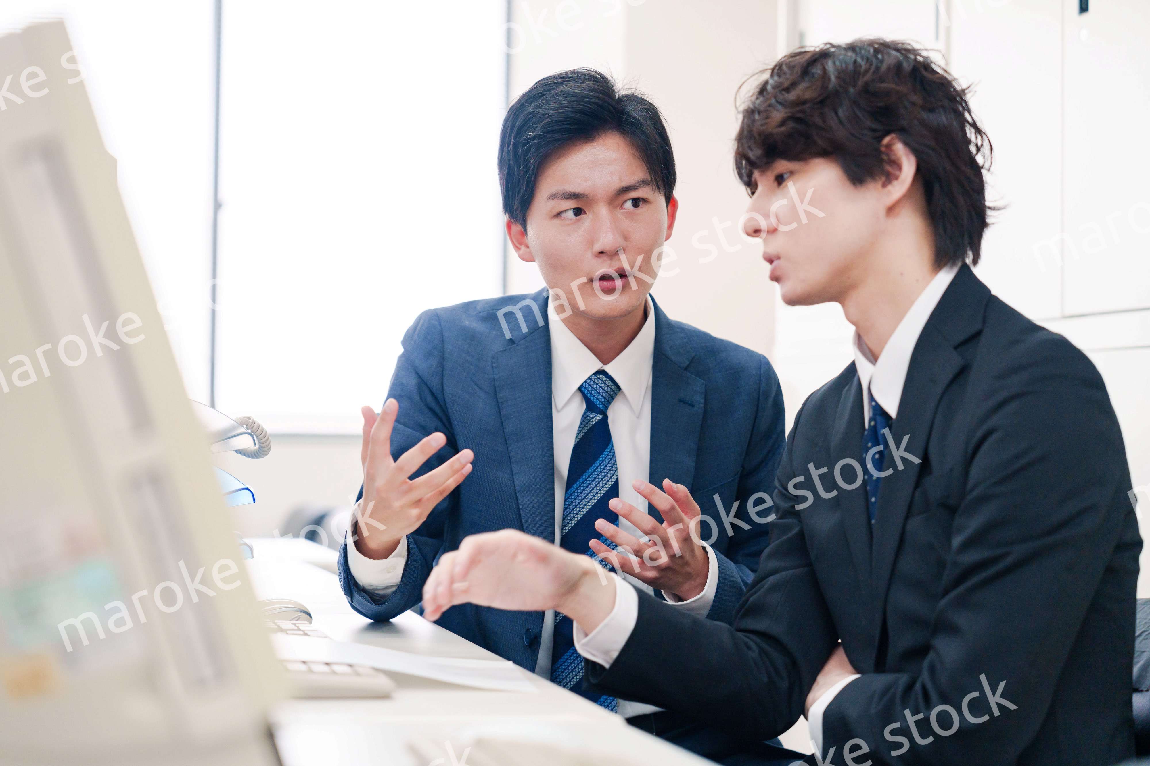 オフィスで議論をする男性ビジネスマン