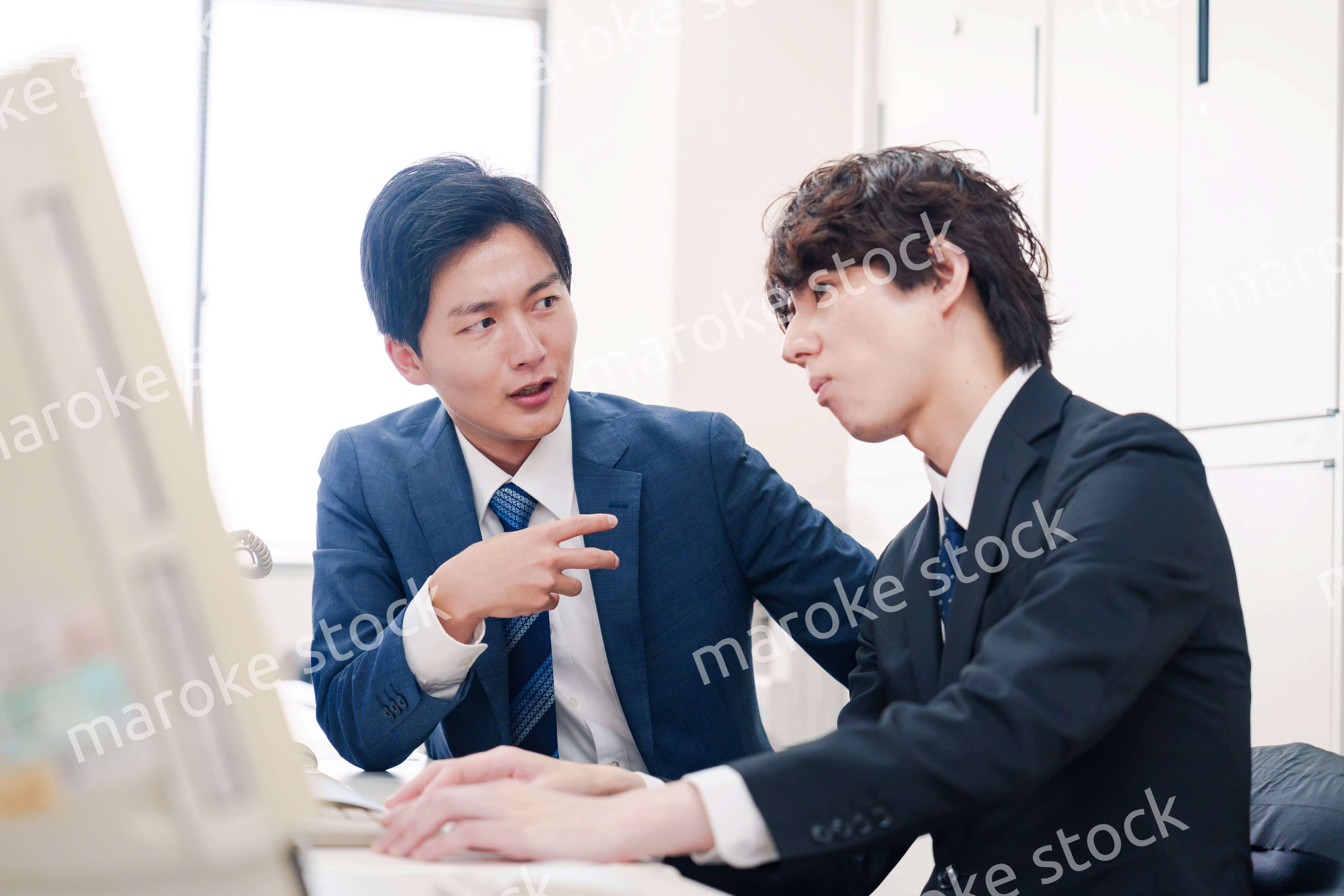 オフィスで議論をする男性ビジネスマン