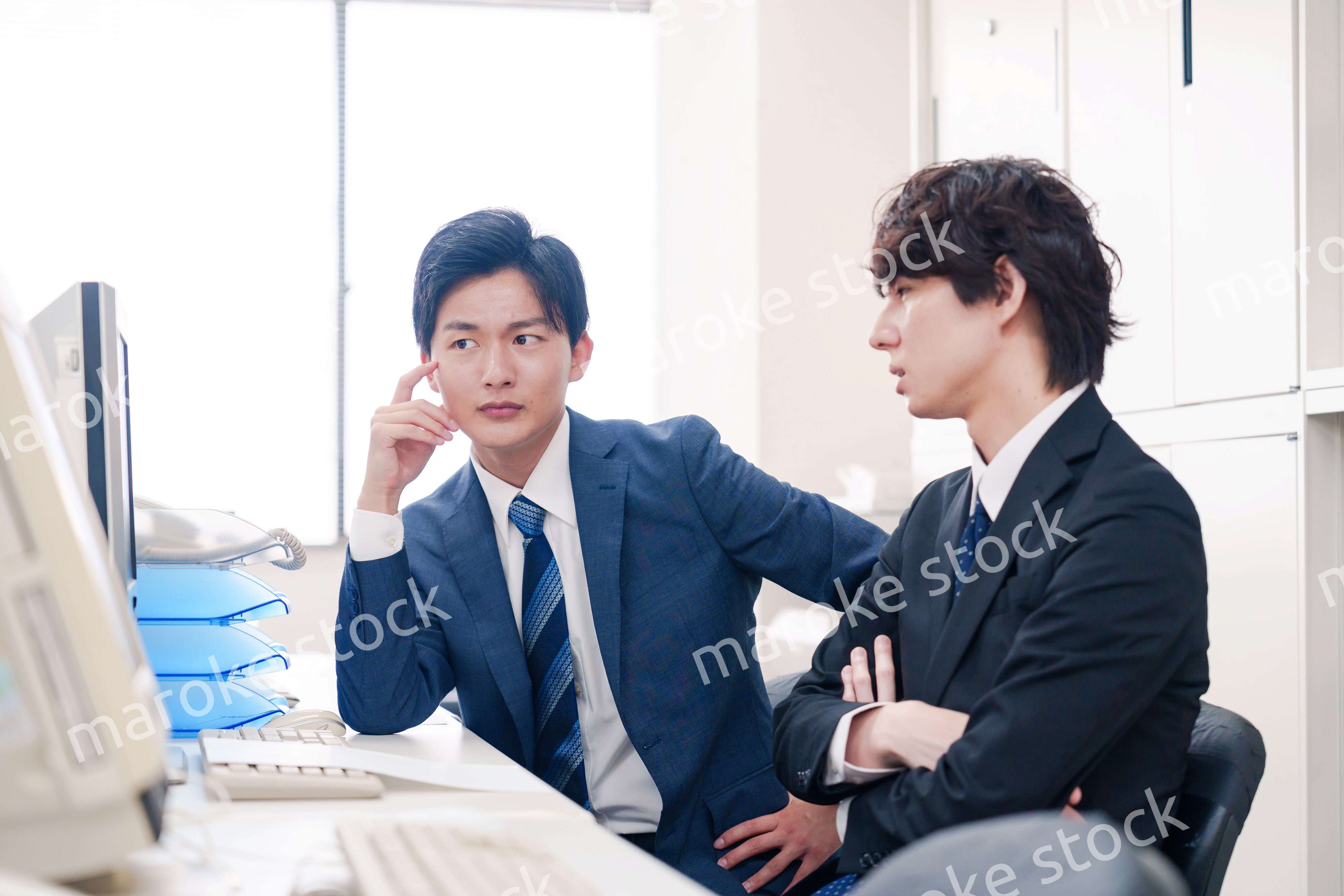 オフィスで議論をする男性ビジネスマン