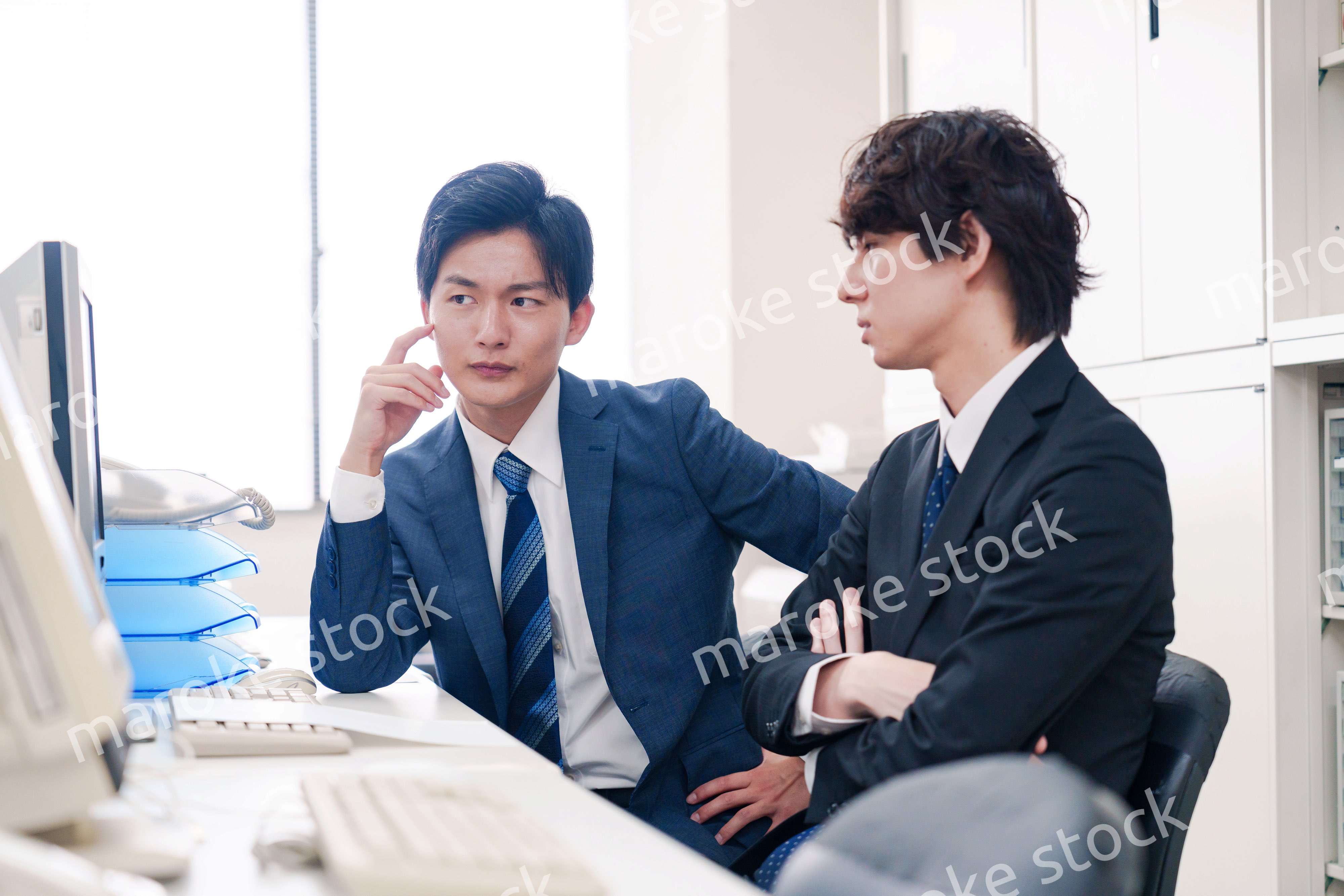 オフィスで議論をする男性ビジネスマン