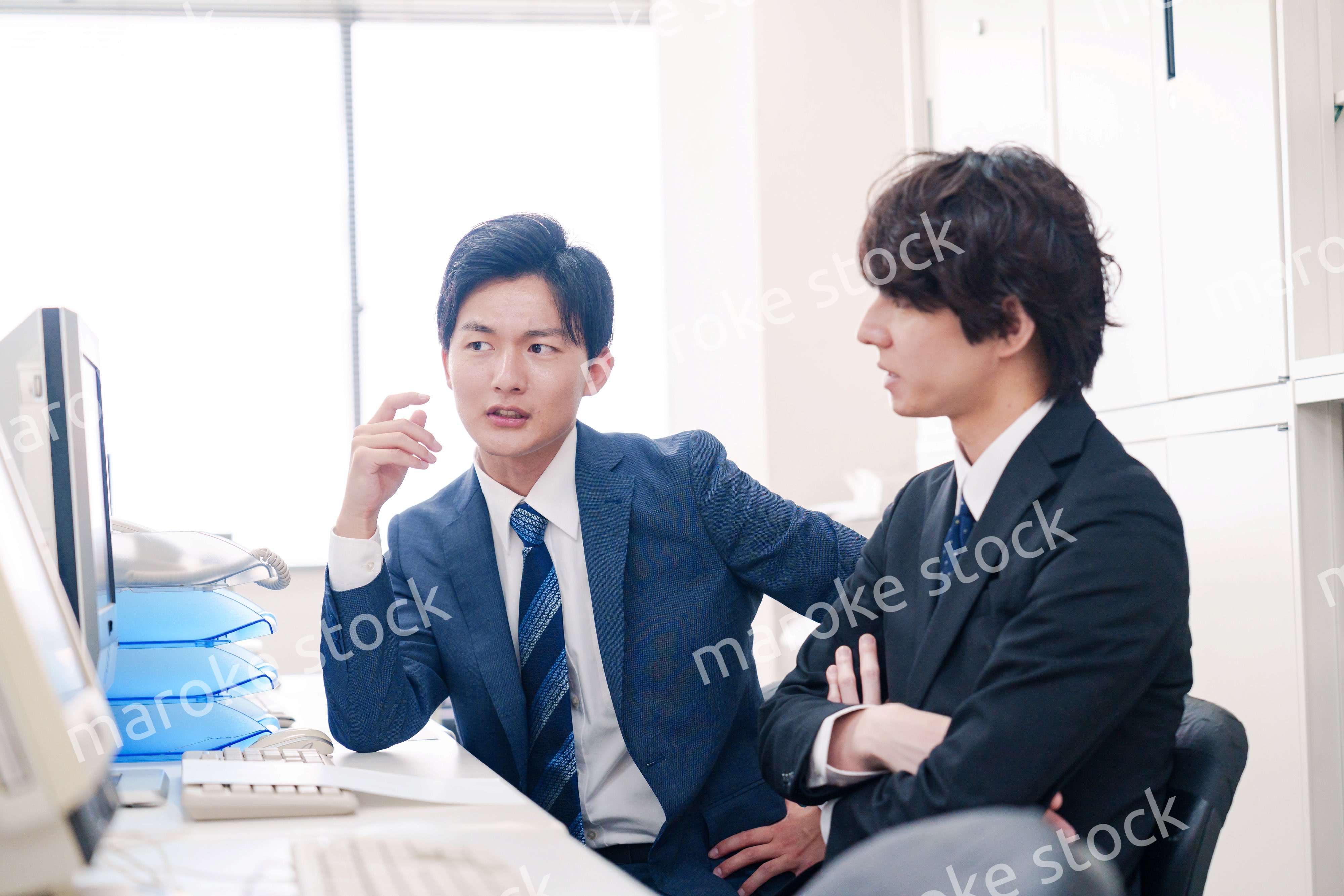 オフィスで議論をする男性ビジネスマン