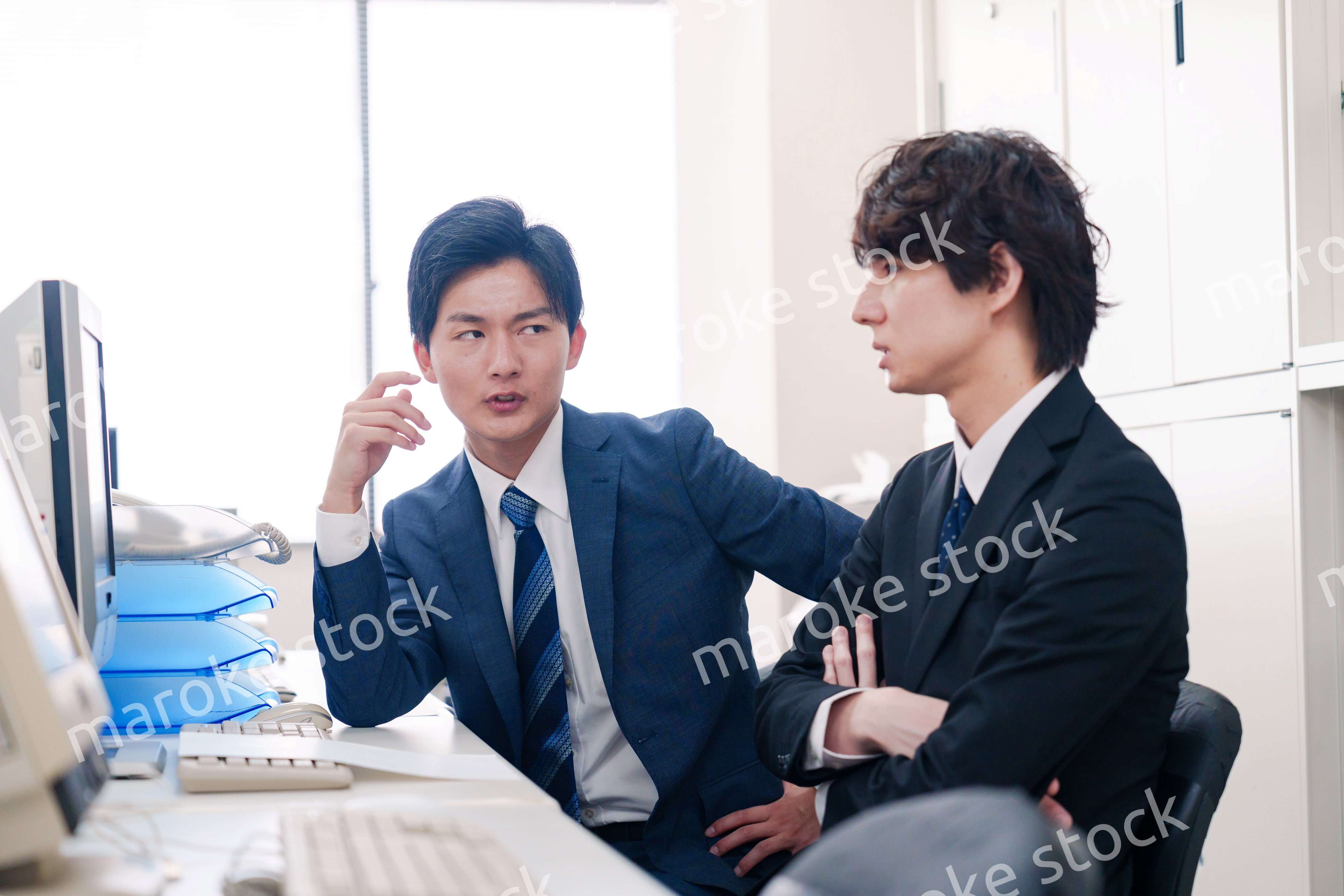 オフィスで議論をする男性ビジネスマン