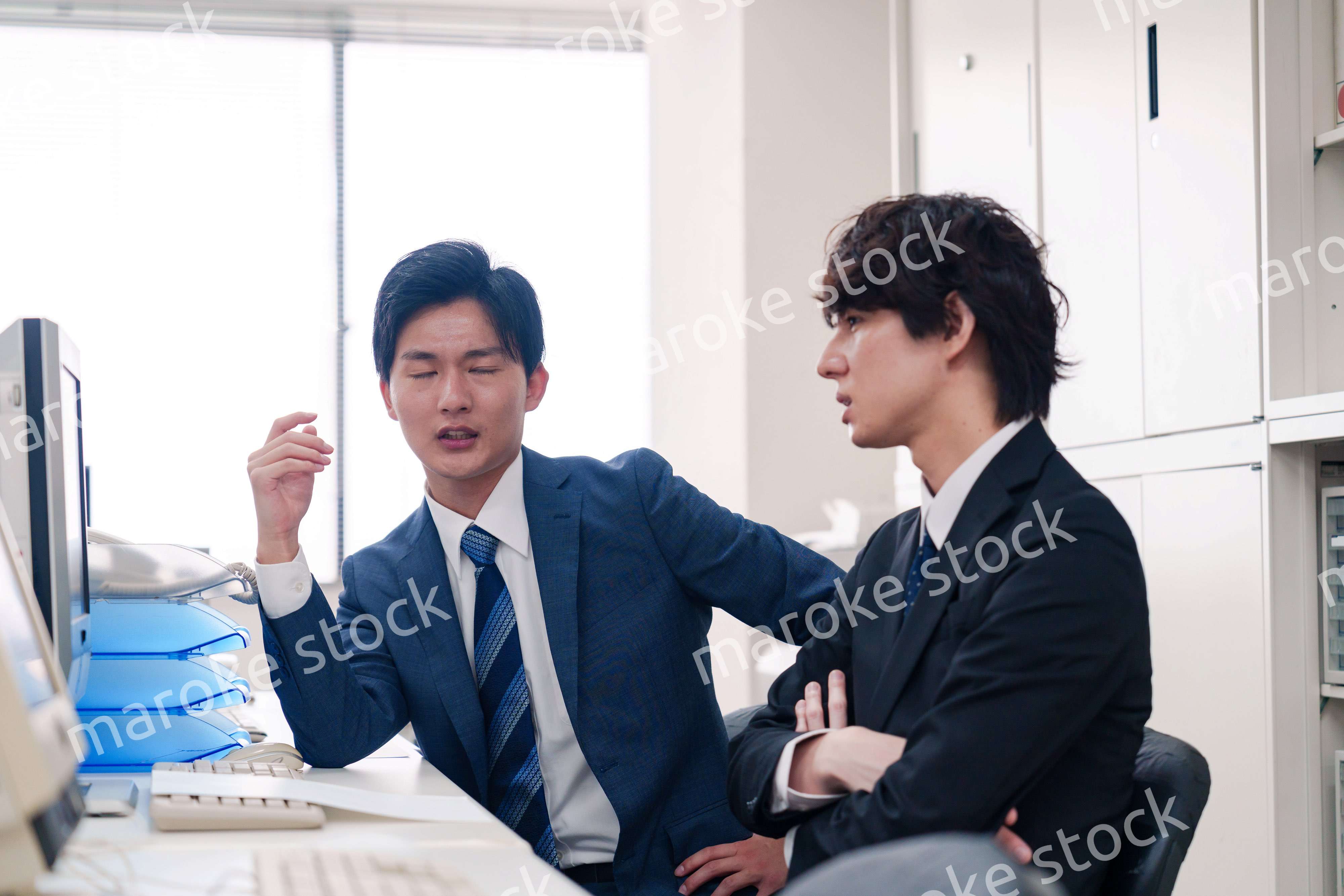 オフィスで議論をする男性ビジネスマン