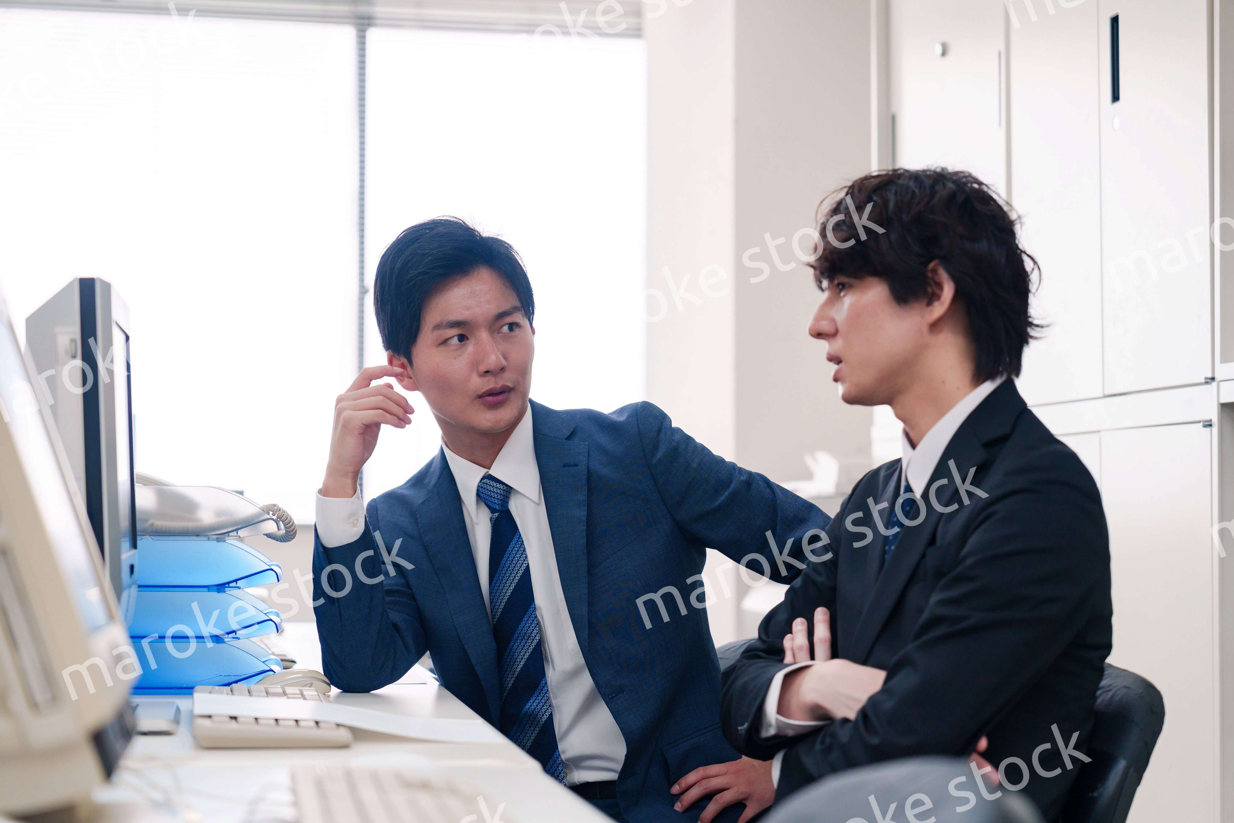 オフィスで議論をする男性ビジネスマン