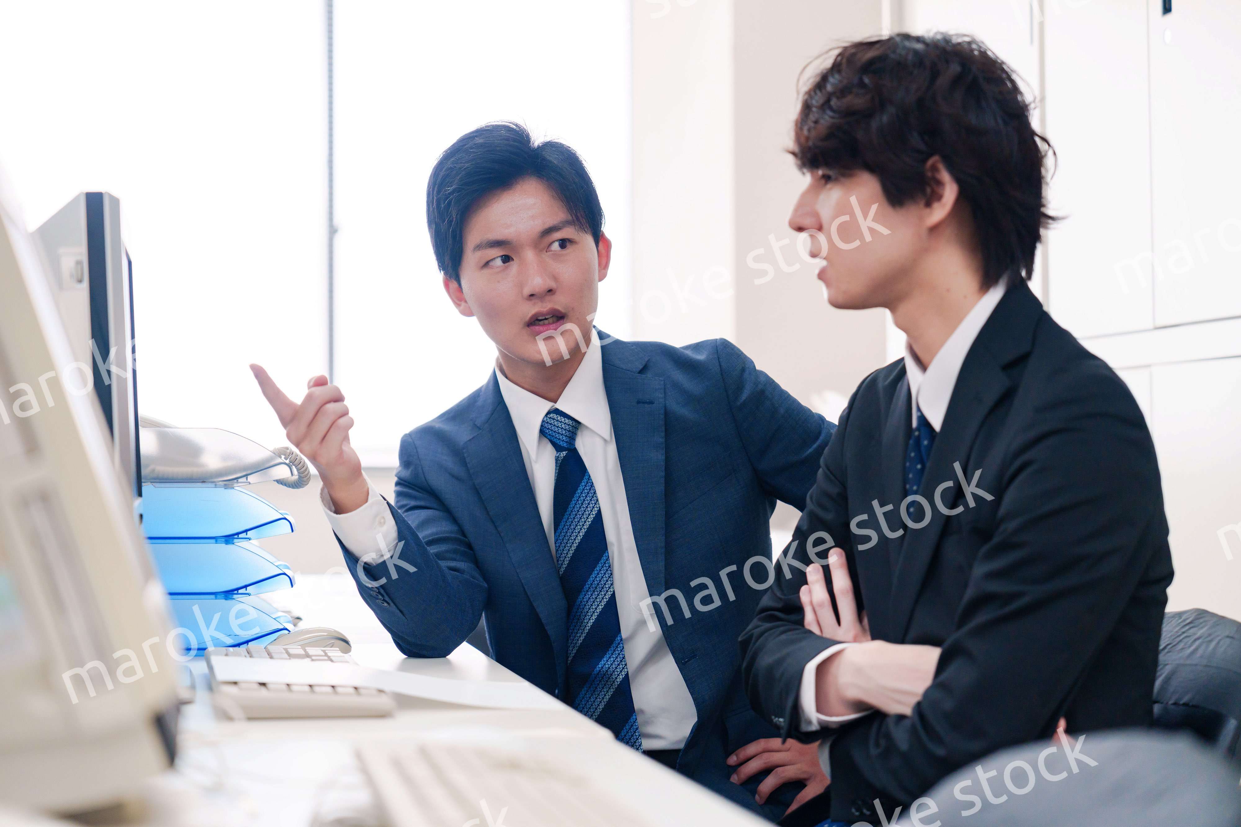 オフィスで議論をする男性ビジネスマン