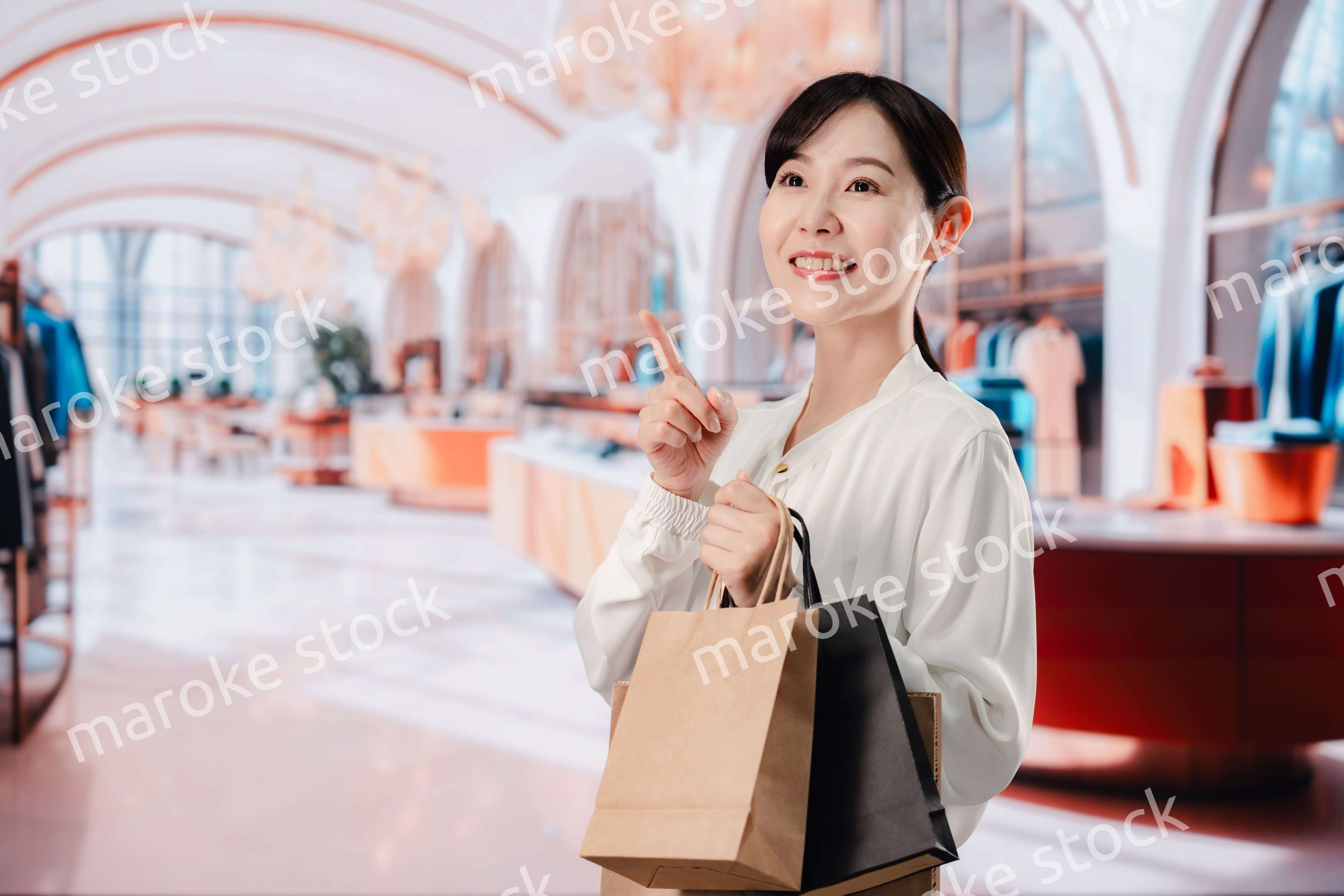 ショッピングを楽しむ若い女性