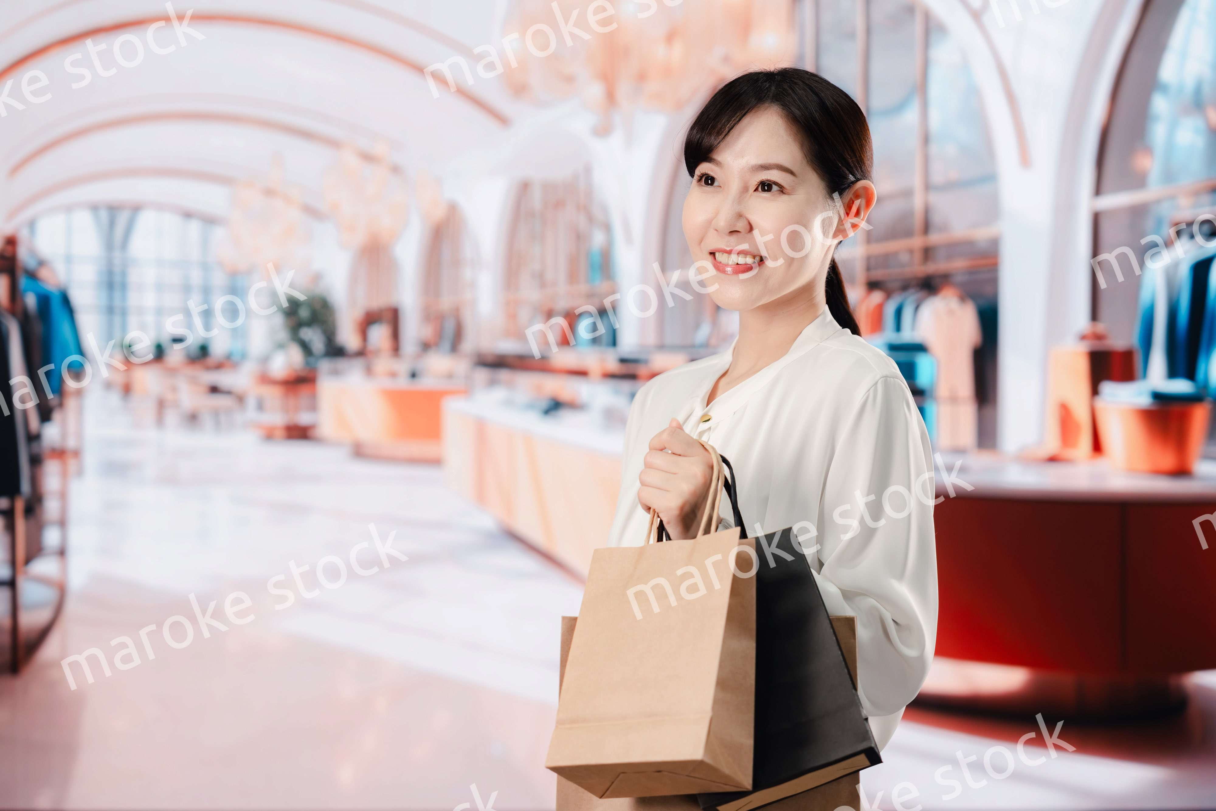 ショッピングを楽しむ若い女性