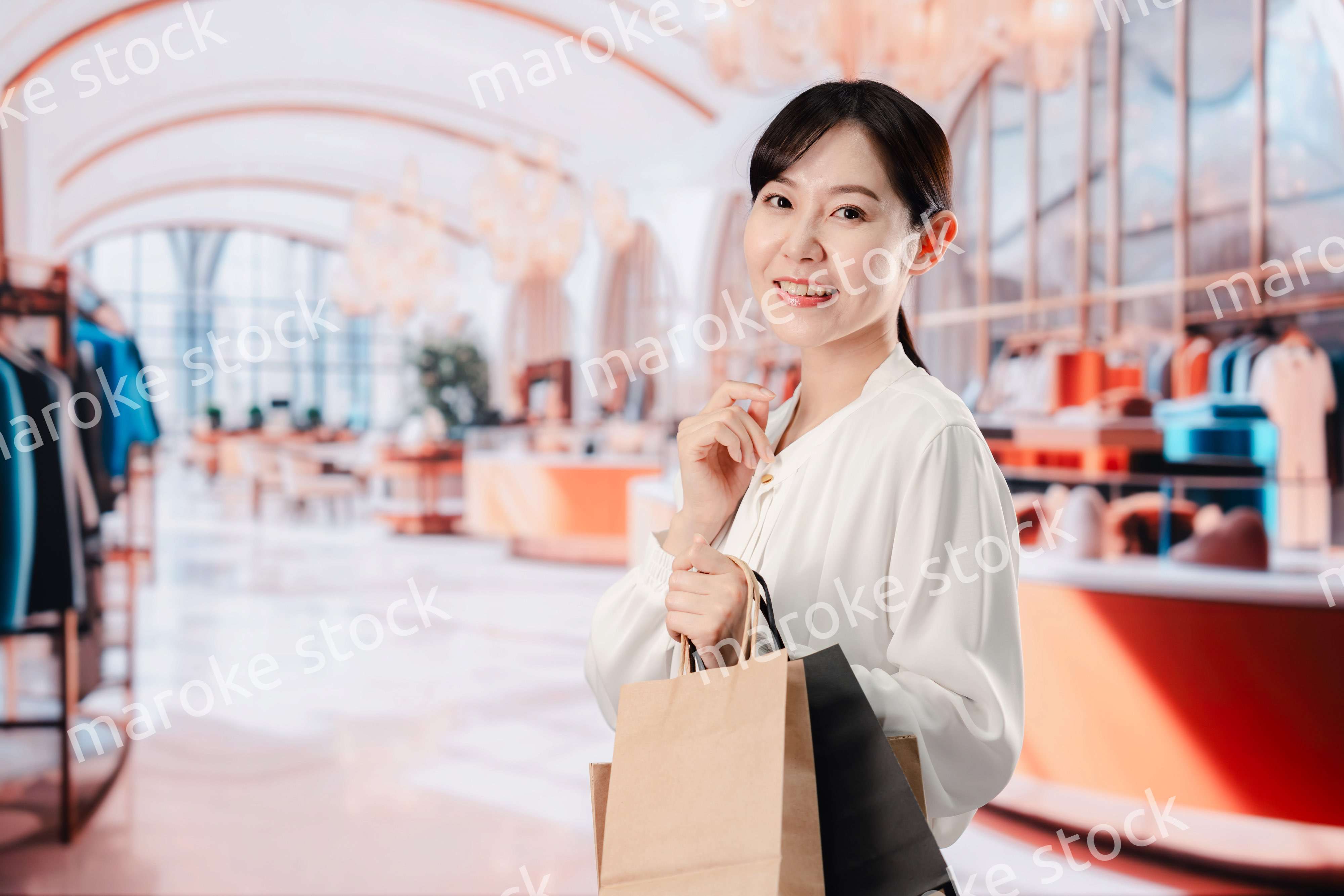 ショッピングを楽しむ若い女性