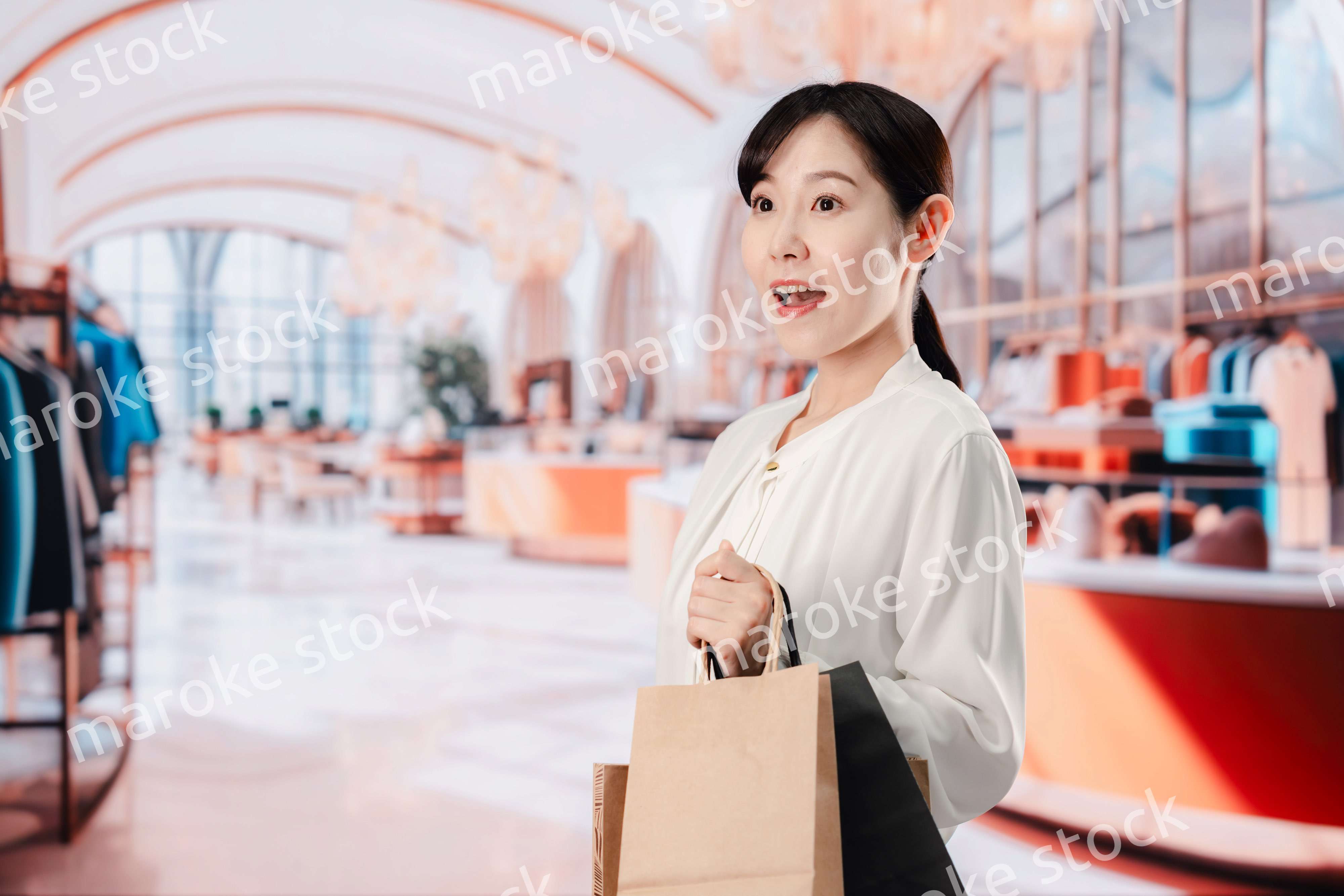 ショッピングを楽しむ若い女性