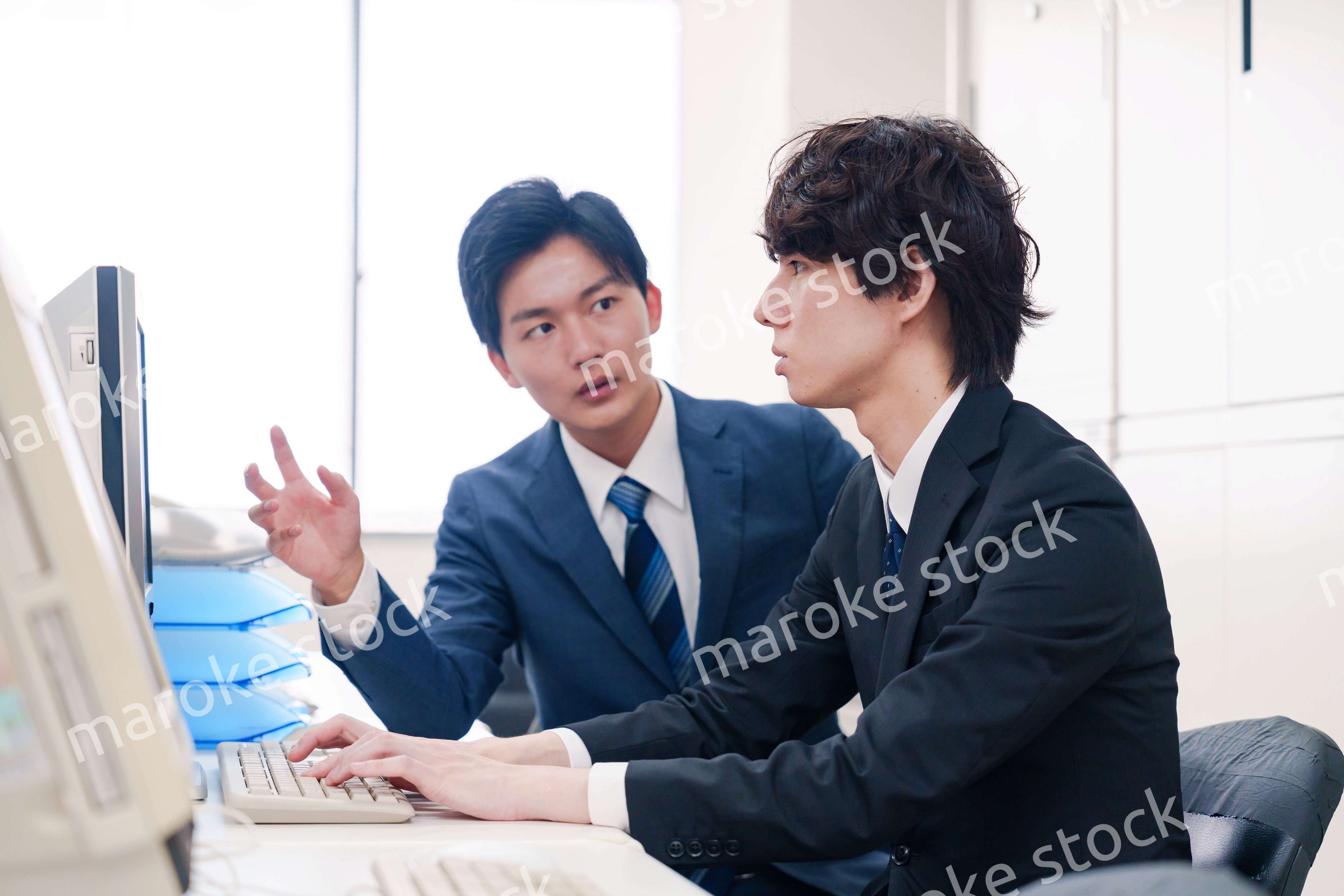 オフィスで議論をする男性ビジネスマン