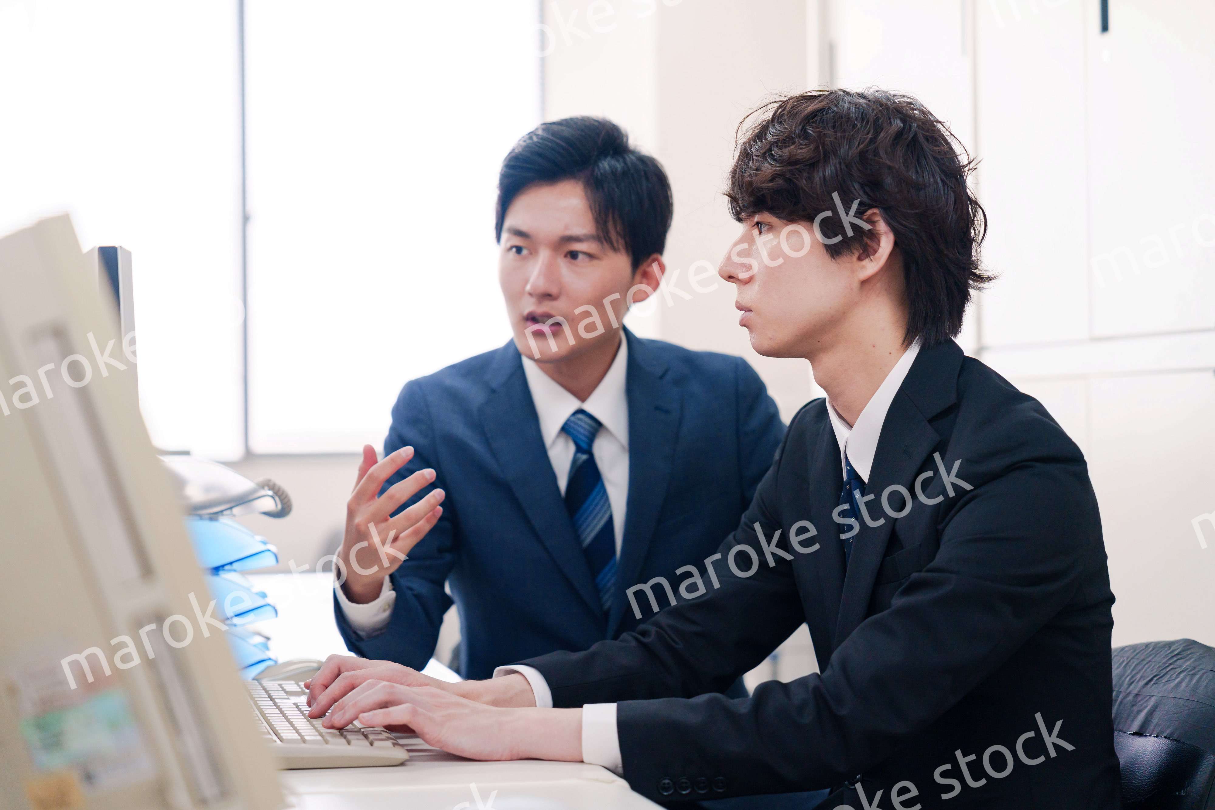オフィスで議論をする男性ビジネスマン