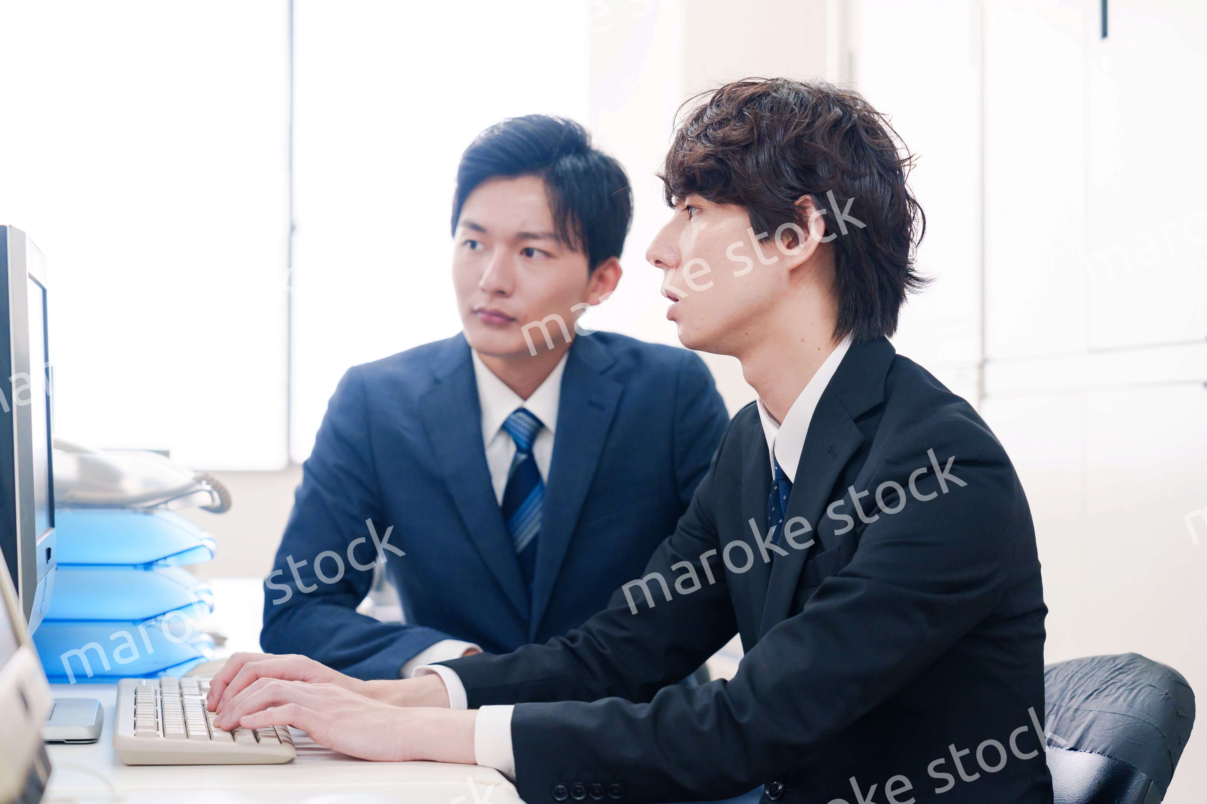 オフィスで議論をする男性ビジネスマン