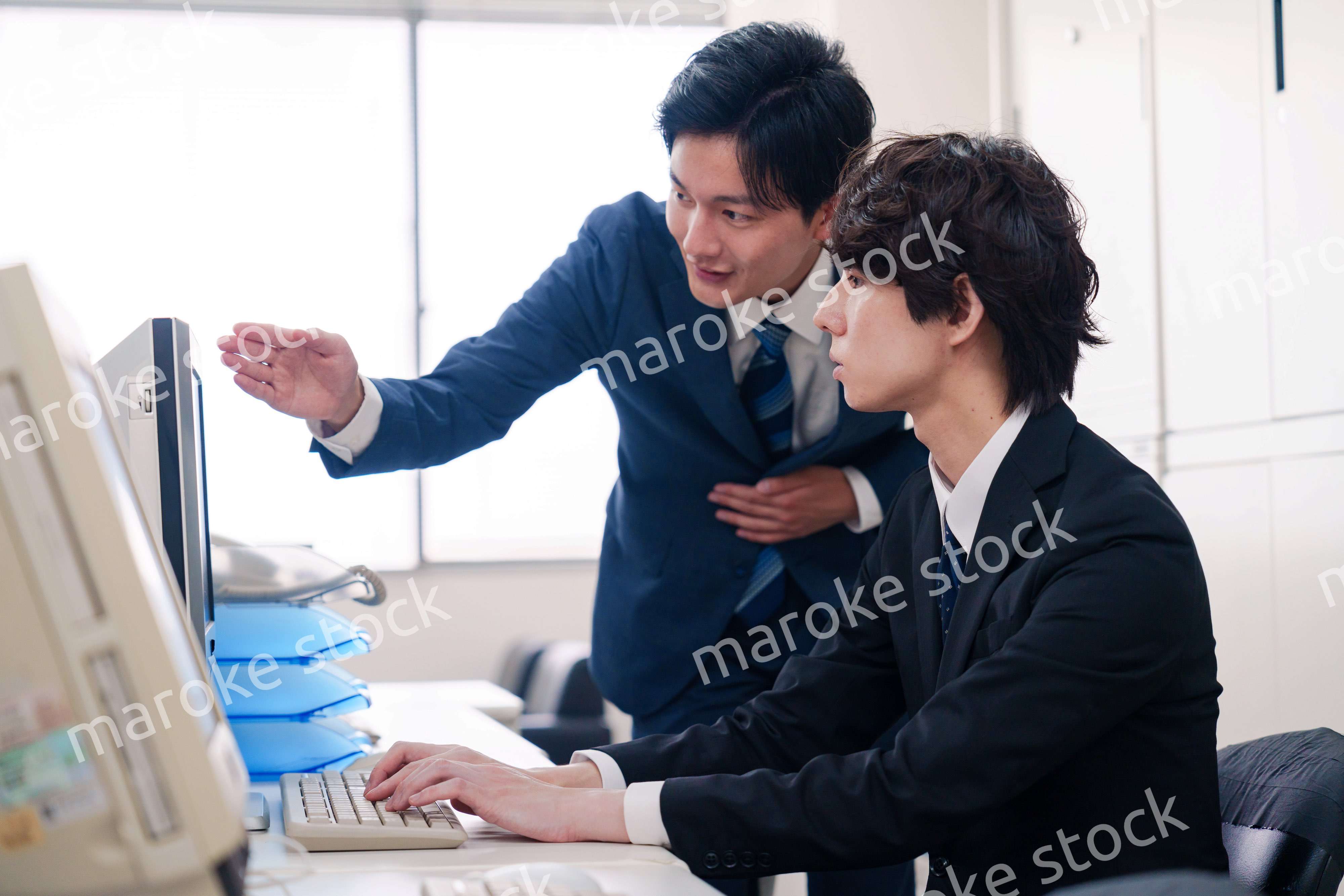 オフィスで議論をする男性ビジネスマン