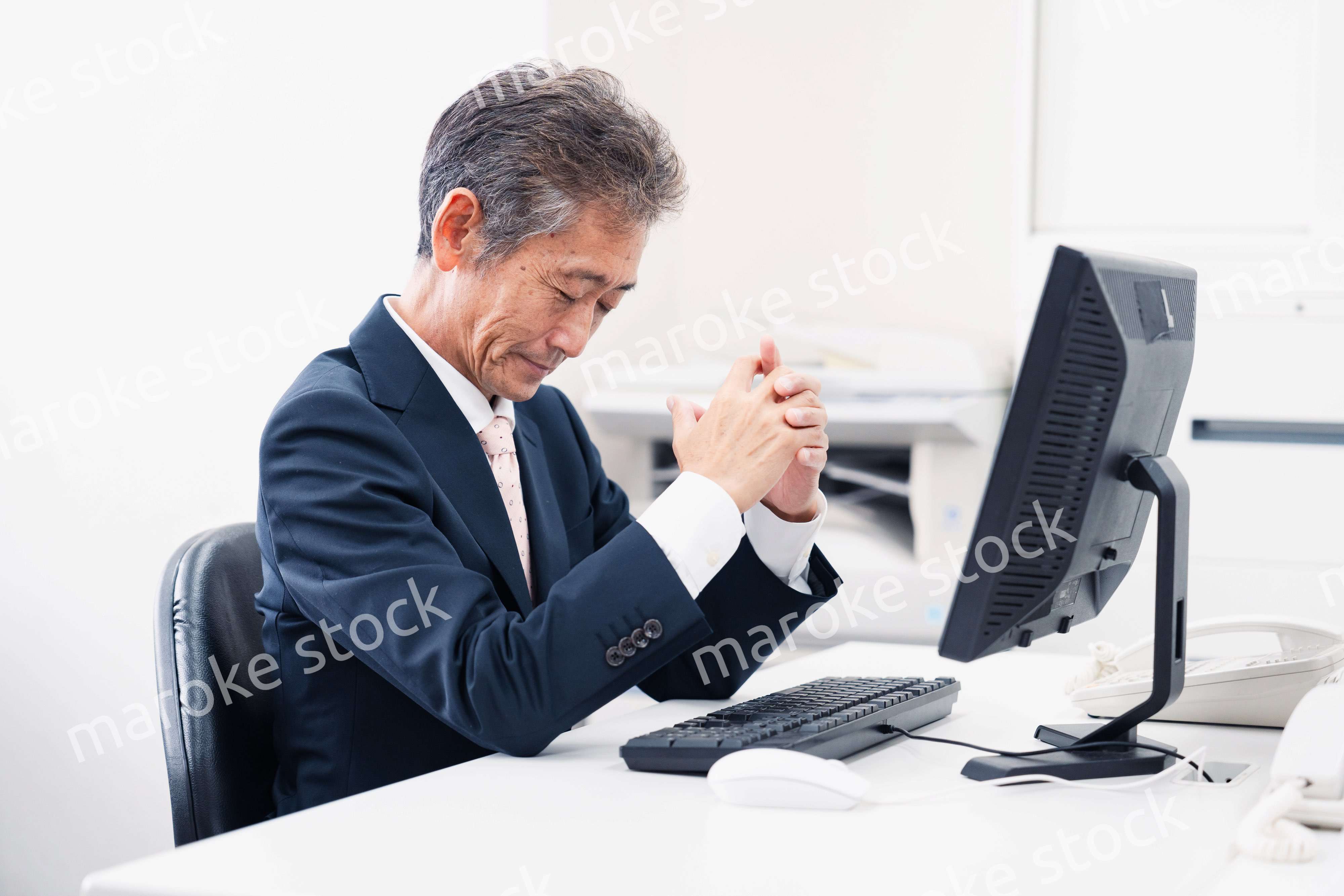 頭を抱えるミドルマネジメントの男性