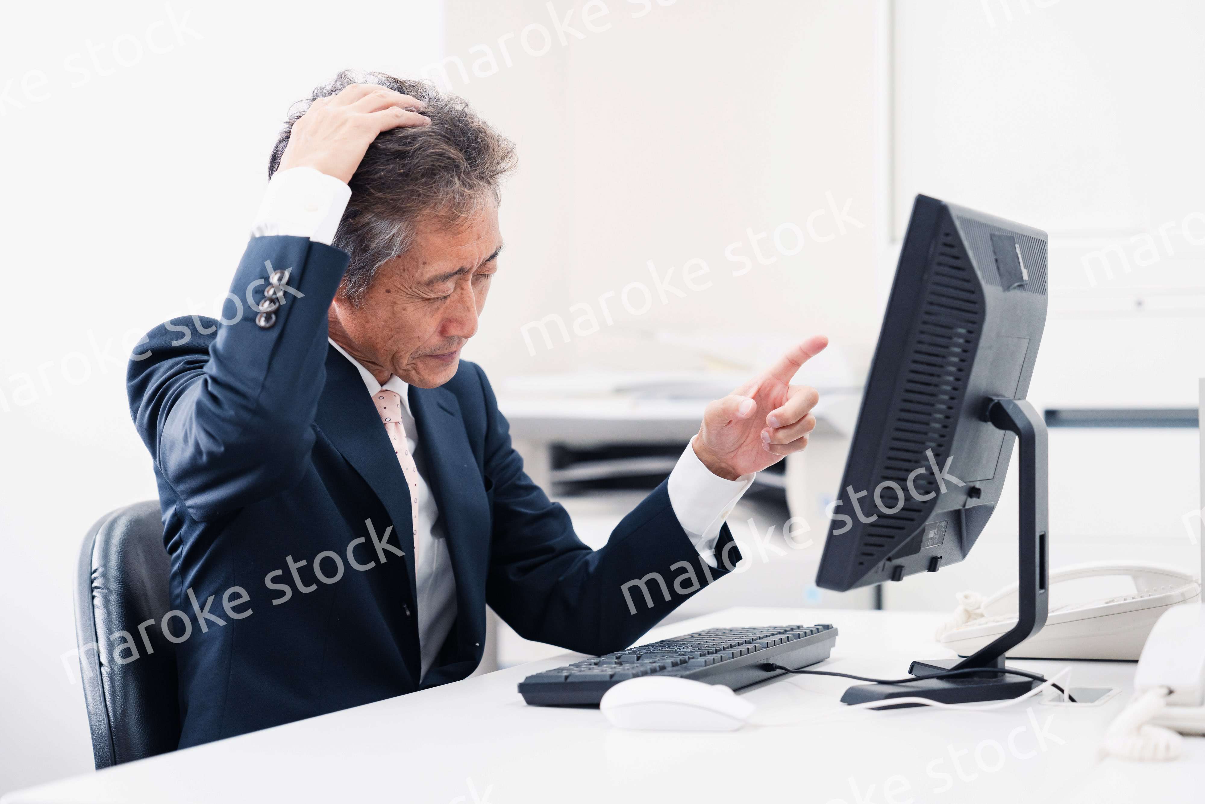 頭を抱えるミドルマネジメントの男性