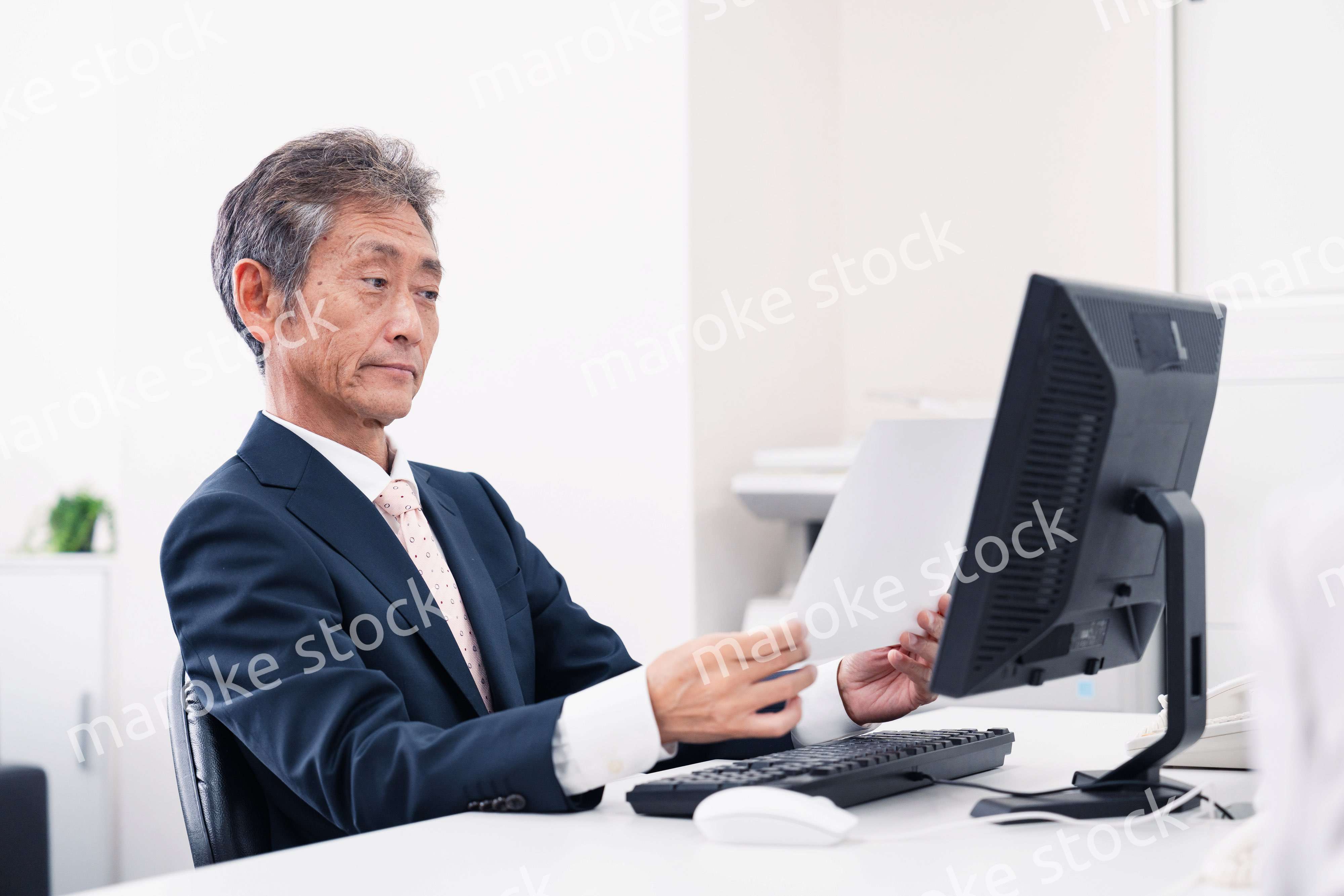 書類を読む中年のビジネスマン