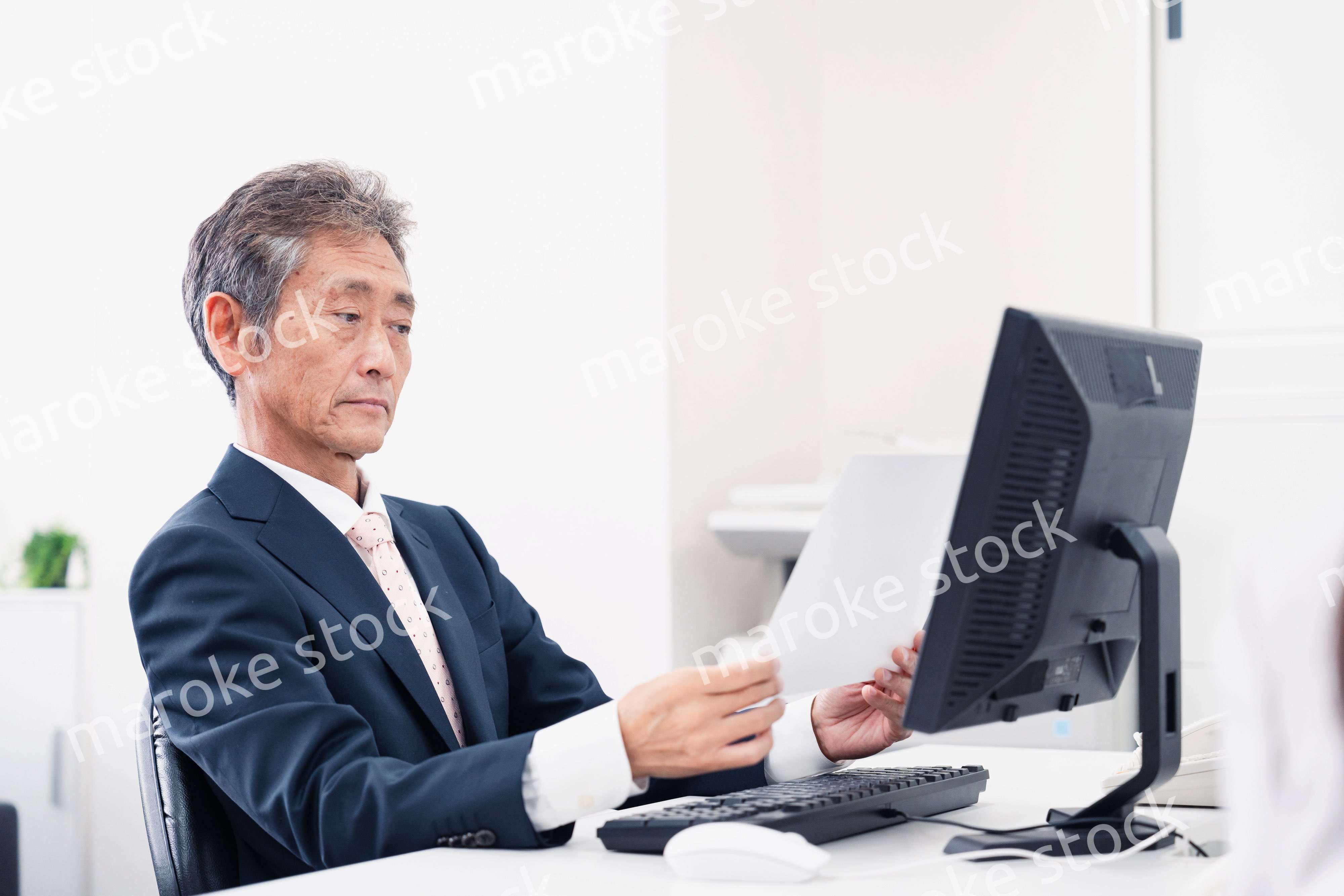 書類を読む中年のビジネスマン