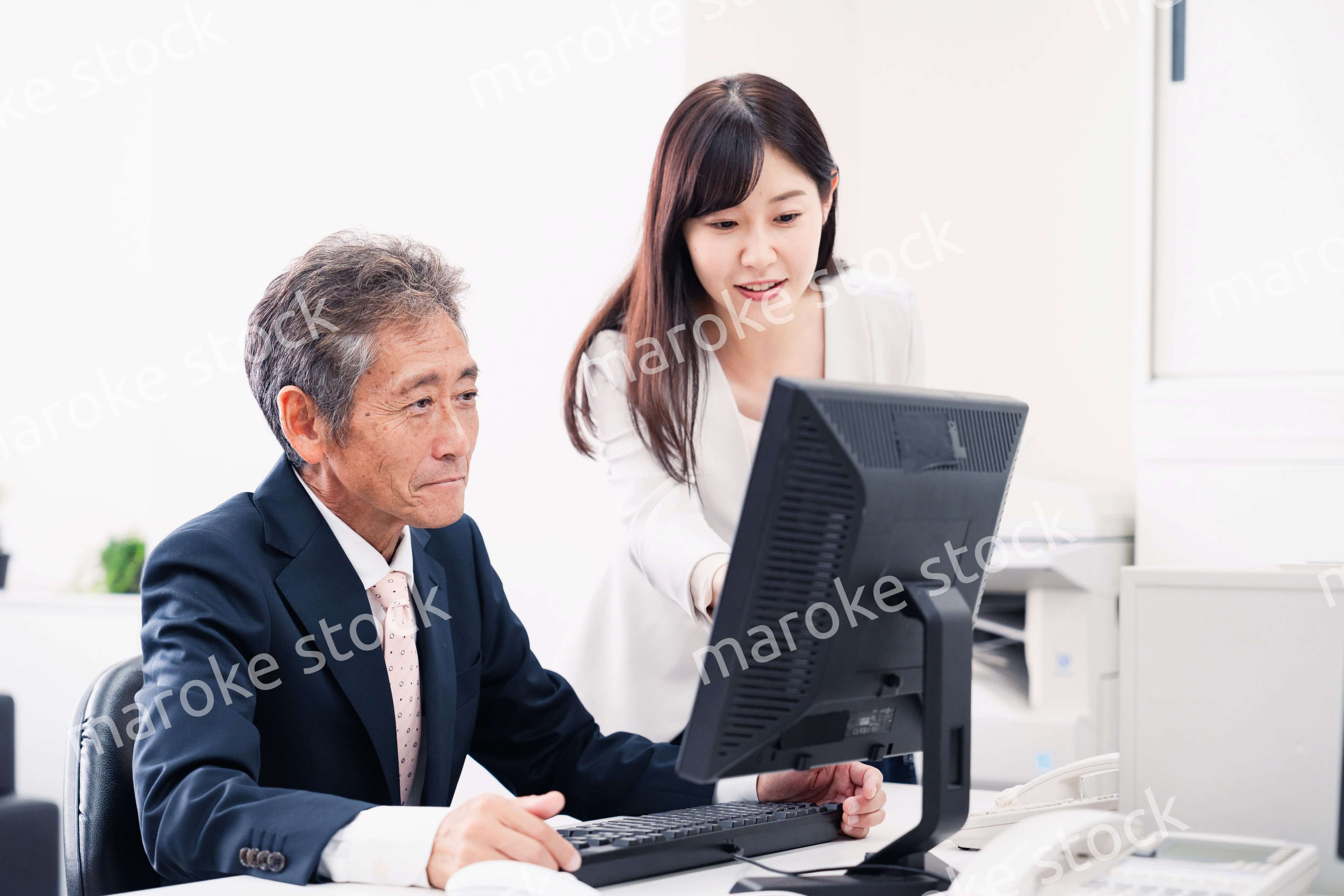 上司に仕事の相談をする女性部下