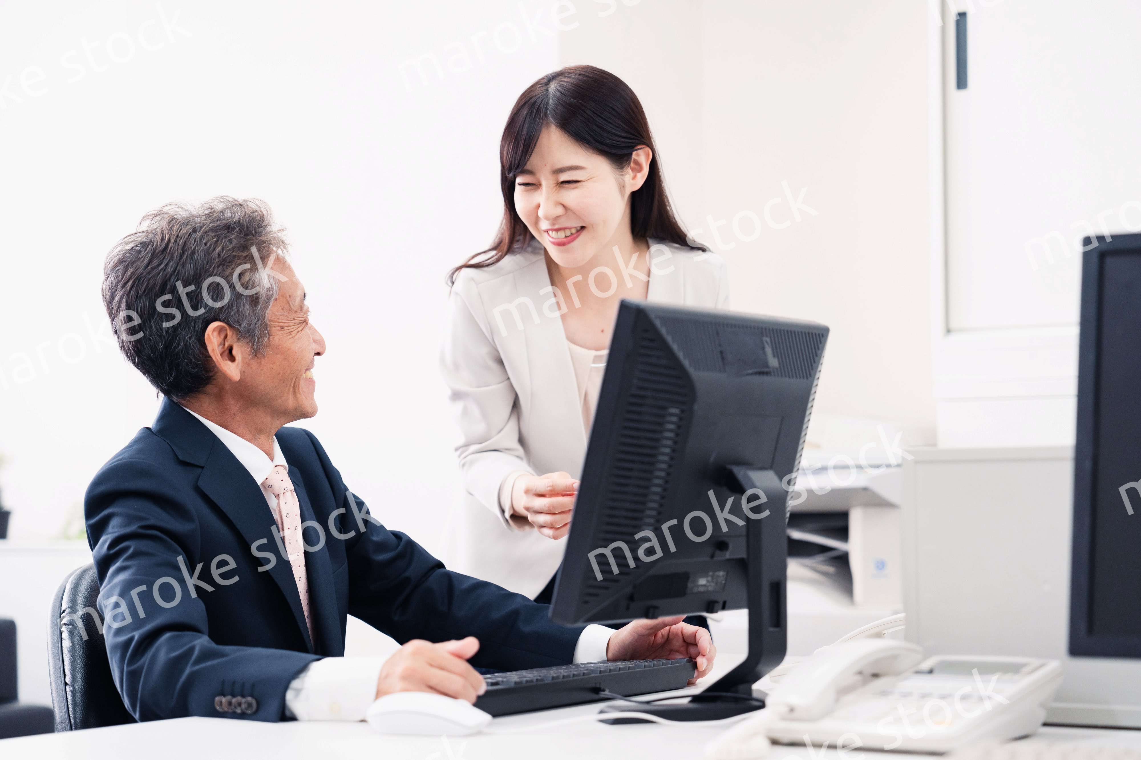 上司に仕事の相談をする女性部下