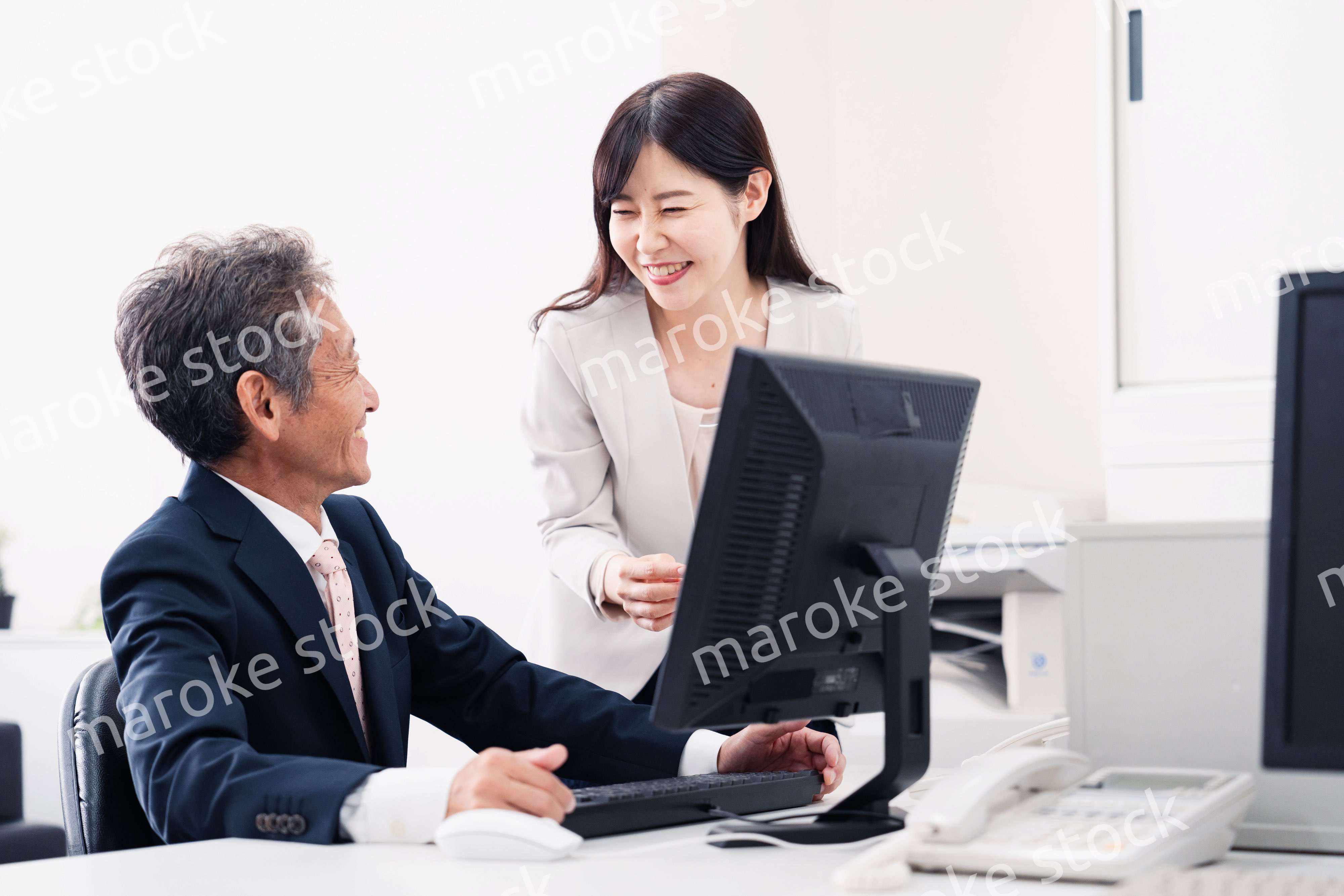 上司に仕事の相談をする女性部下