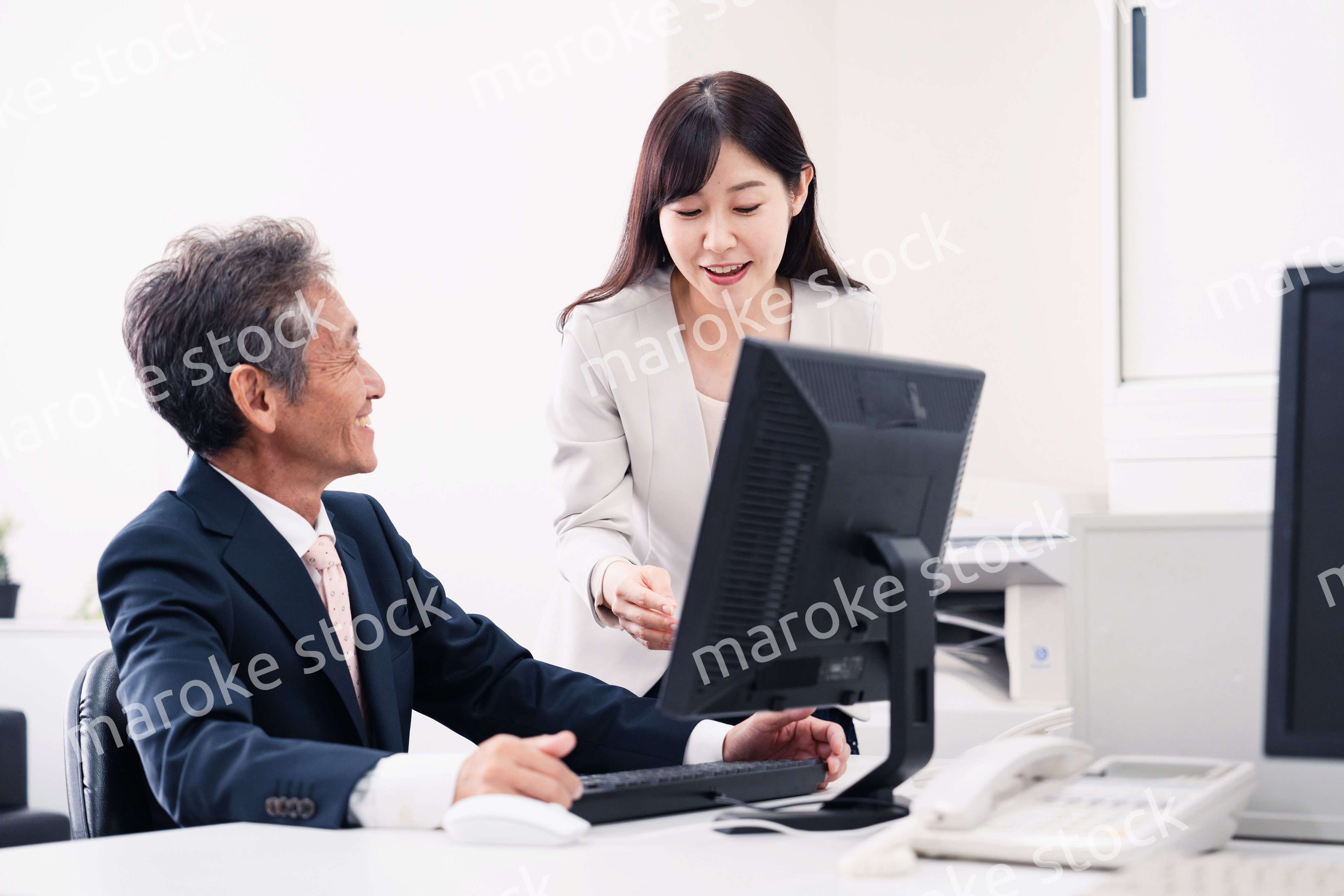 上司に仕事の相談をする女性部下