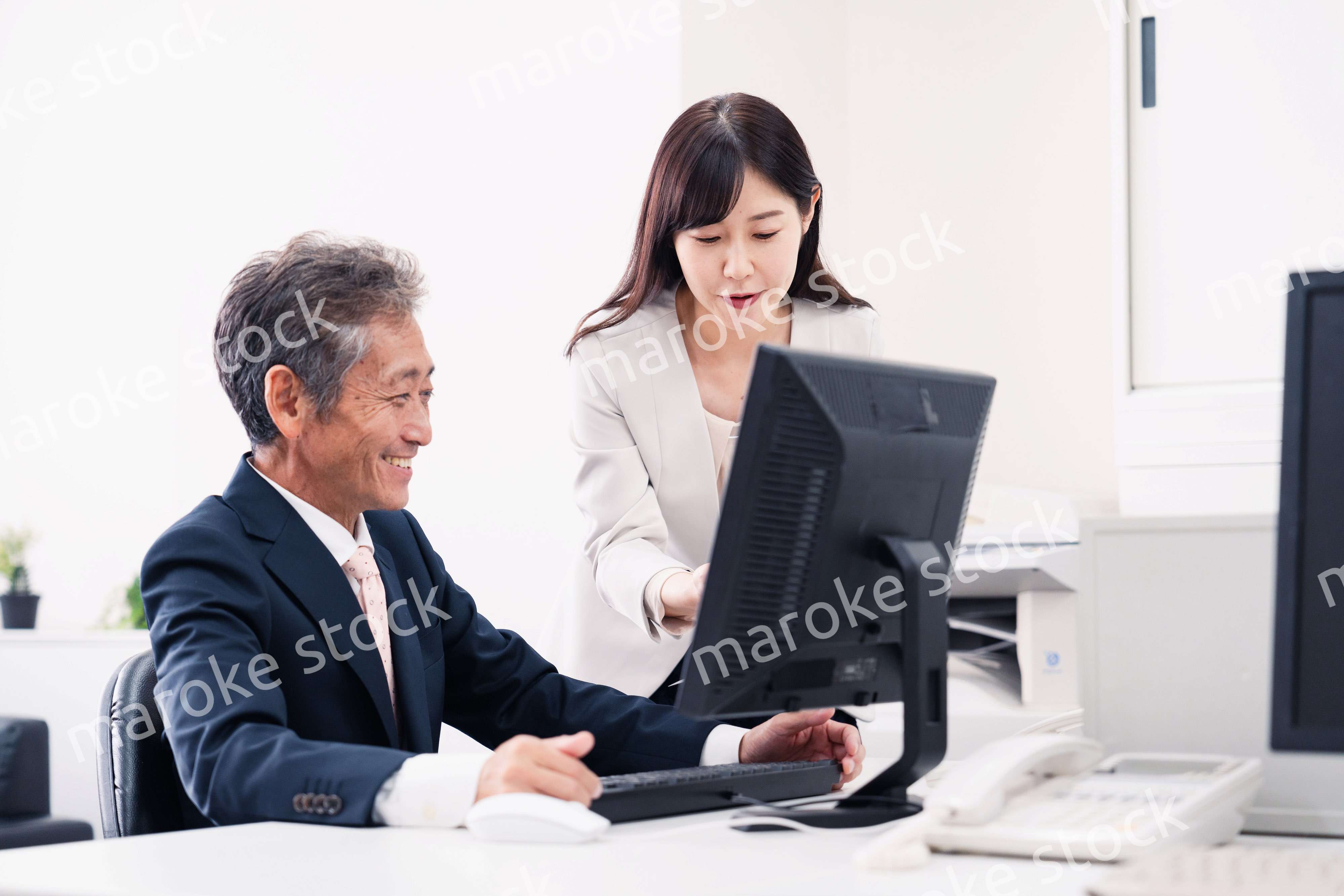 上司に仕事の相談をする女性部下